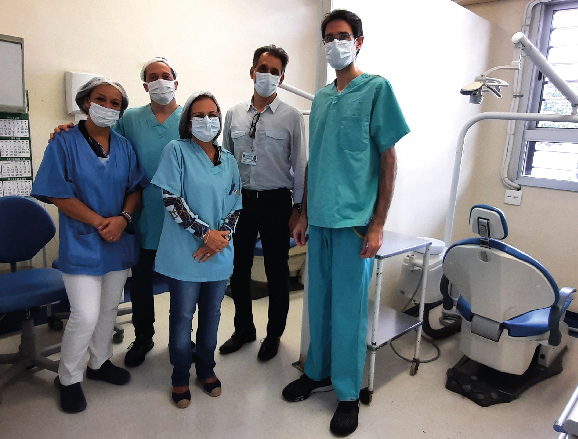 Foto com parte da equipe de cirurgiões do hspm