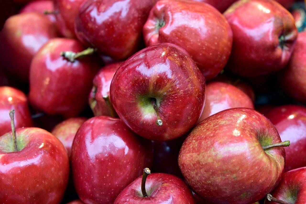 Imagem de um punhado de maçãs vermelhas juntas.
