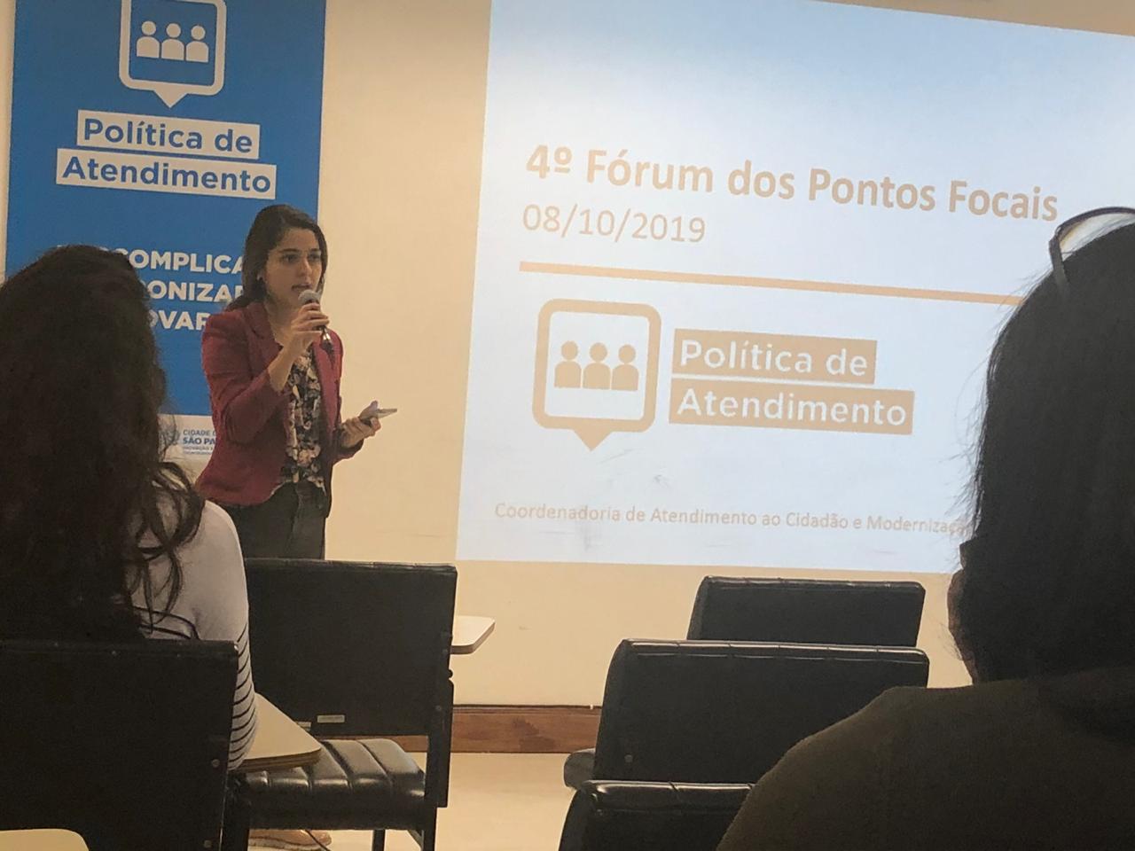 Suylianne Nunes de Oliveira, Assessora do Núcleo de Inovação e Tecnologia da PGM expõe desafios e melhorias na Política de Atendimento ao Cidadão, durante o 4º Fórum de Pontos Focais 