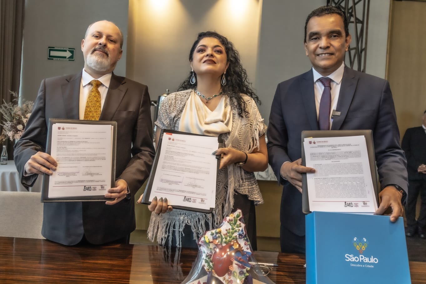 (Esq. para dir.) Sr. Nedilson Ricardo Jorge, Embaixador do Brasil no México, Sra. Alejandra Frausto Guerrero, Secretária de Turismo da Cidade de México e Sr. Rui Alves, Secretário Municipal de Turismo da Cidade de São Paulo assinam o memorando