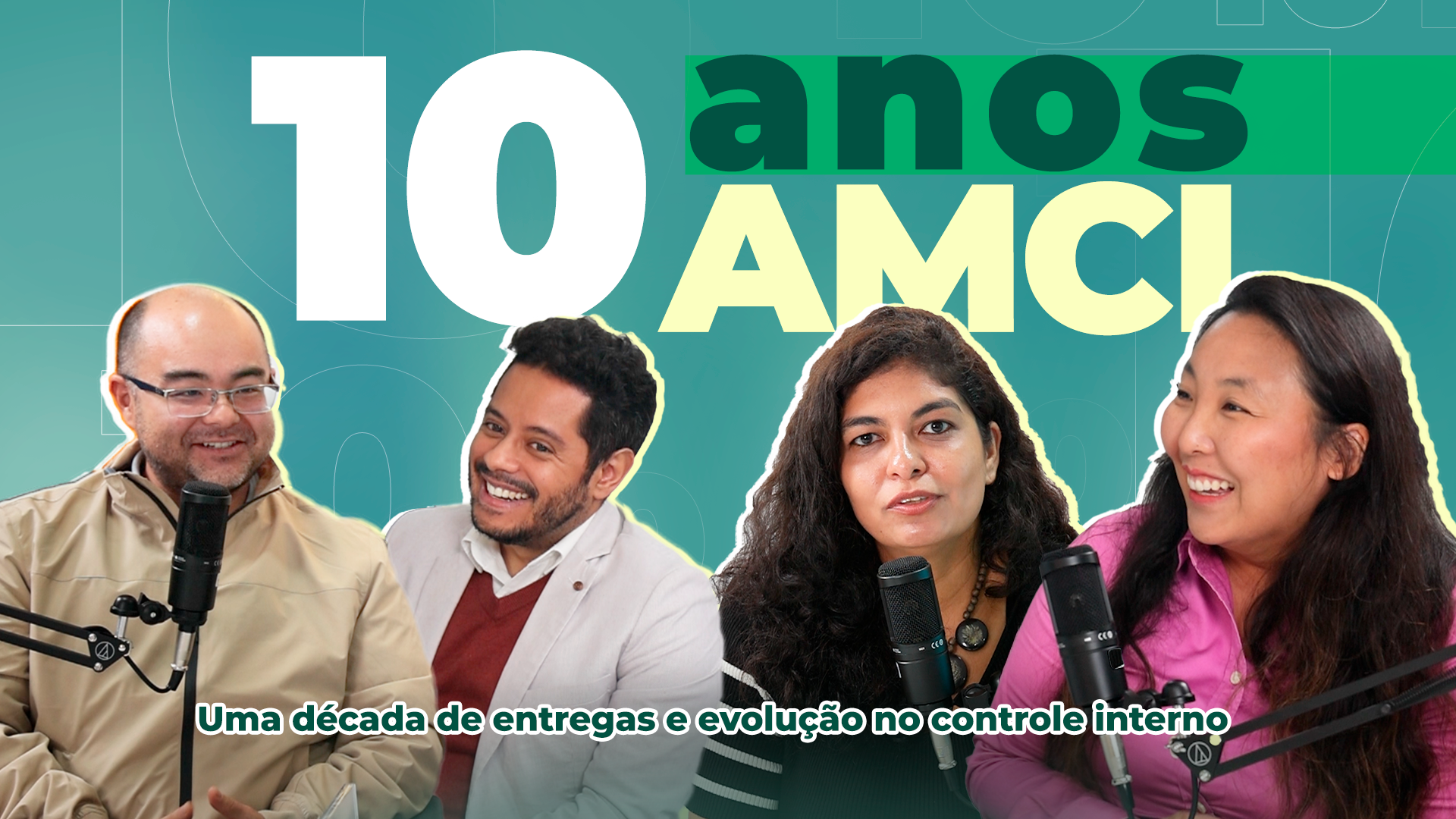 Imagem promocional em formato paisagem de um videocast comemorativo. O plano de fundo é em tons de verde e azul com formas geométricas suaves. No centro, em destaque, há uma grande frase que diz: “10 anos AMCI”. O número “10” está em branco, a palavra “anos” em verde escuro, e “AMCI” em amarelo-claro.  Abaixo, há uma legenda em branco com borda verde-escura que diz: “Uma década de entregas e evolução no controle interno”.  Na parte inferior da imagem, aparecem quatro pessoas sorrindo em frente a microfones de estúdio, como se participassem de uma conversa ou entrevista:  À esquerda, um homem calvo de óculos, usando uma jaqueta bege clara;  Ao lado dele, um homem de cabelo curto, barba rala, vestindo blazer cinza claro com suéter vinho;  Ao centro-direita, uma mulher de cabelos cacheados escuros, pele morena, com blusa preta e colar;  À direita, uma mulher de cabelos longos e lisos, pele clara, usando camisa rosa e sorrindo.  Todos estão destacados com um contorno branco suave, remetendo a um clima leve e descontraído.