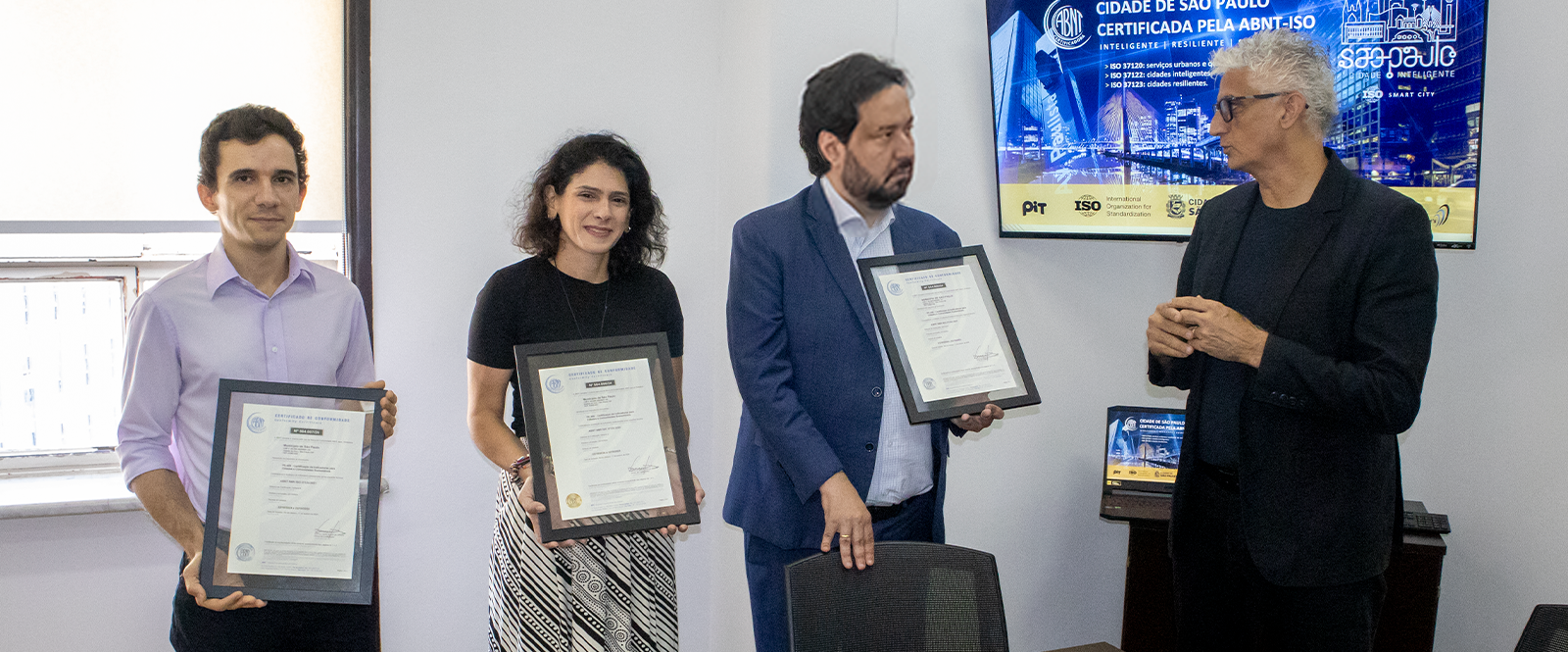 Foto registrando a entrega dos certificados para duas autoridades da CGM e uma autoridade da PGM