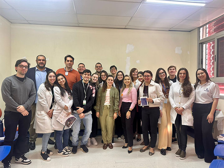 #ParaTodosVerem Fotografia na sala de reuniões da Clínica de Odontologia, na qual aparecem os 11 profissionais de saúde que participaram do treinamento, juntos e sorrindo.