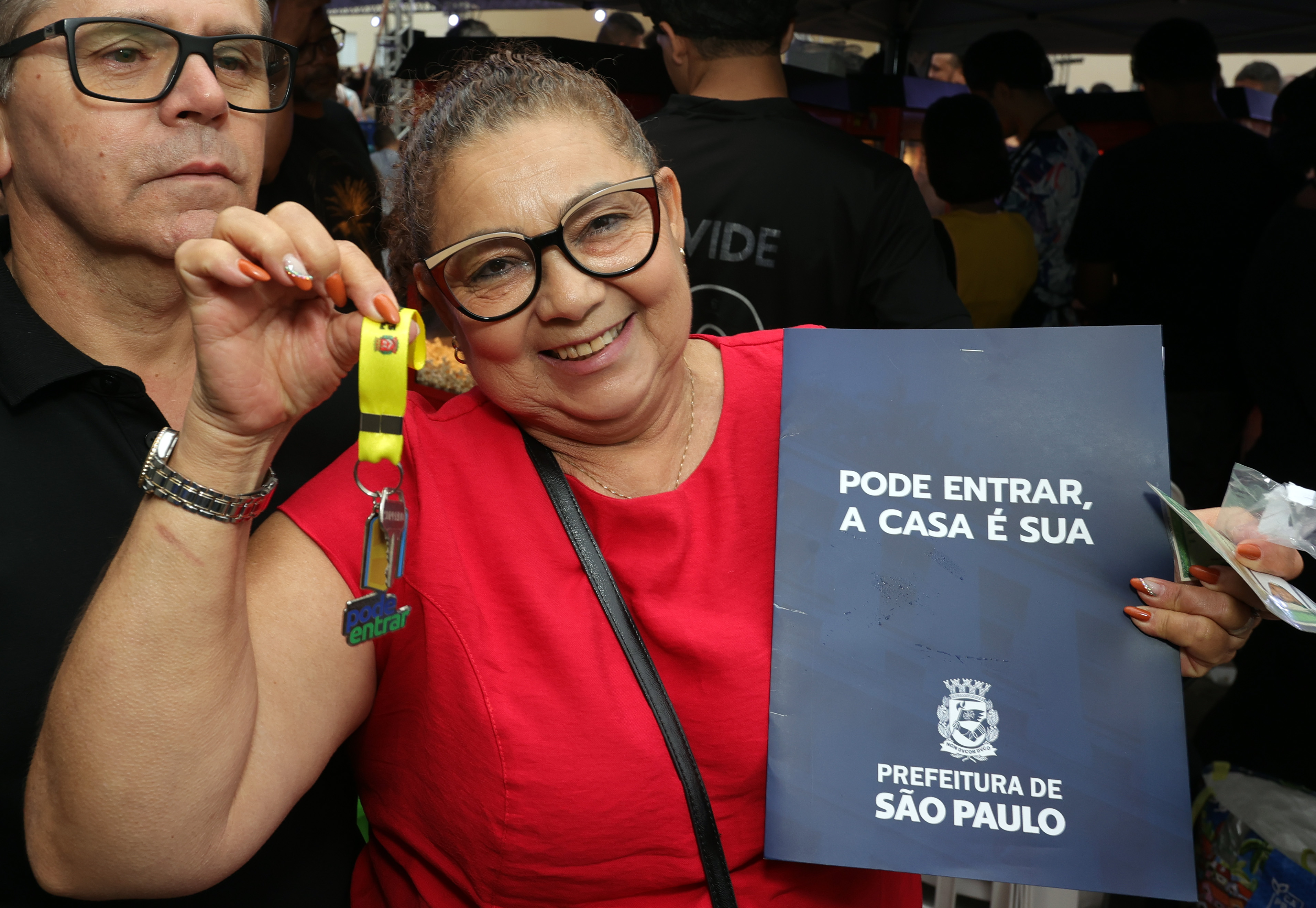 Idosa recebe a chave de seu apartamento