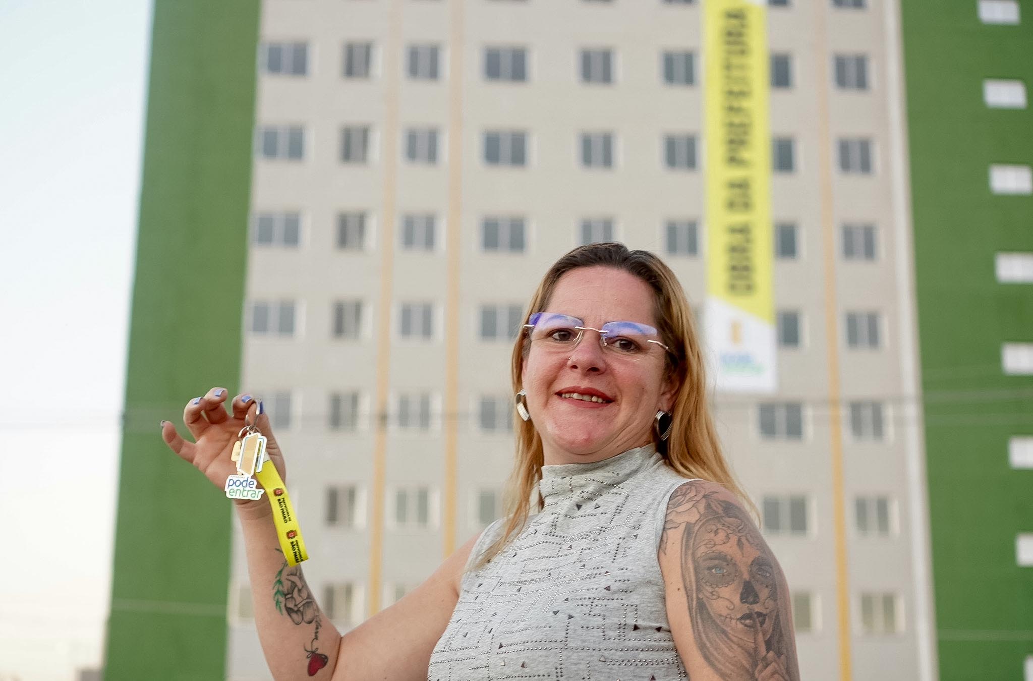 Futura moradora do Residencial Amizade recebe a chave de seu apartamento