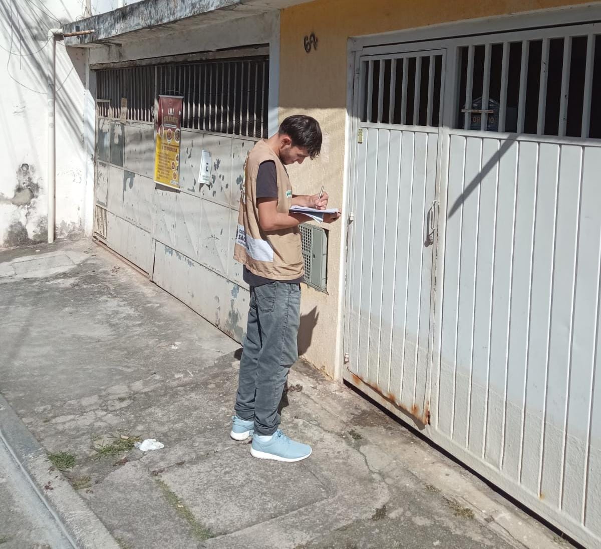Equipes da SEHAB identificadas com coletes e crachás realizarão ações de regularização fundiária durante os dias 23 a 28 de junho.