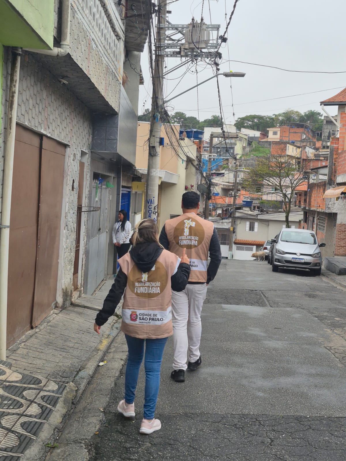 Equipes da SEHAB identificadas com coletes e crachás realizaram ações de regularização fundiária durante a semana do dia 30 de junho a 5 de julho