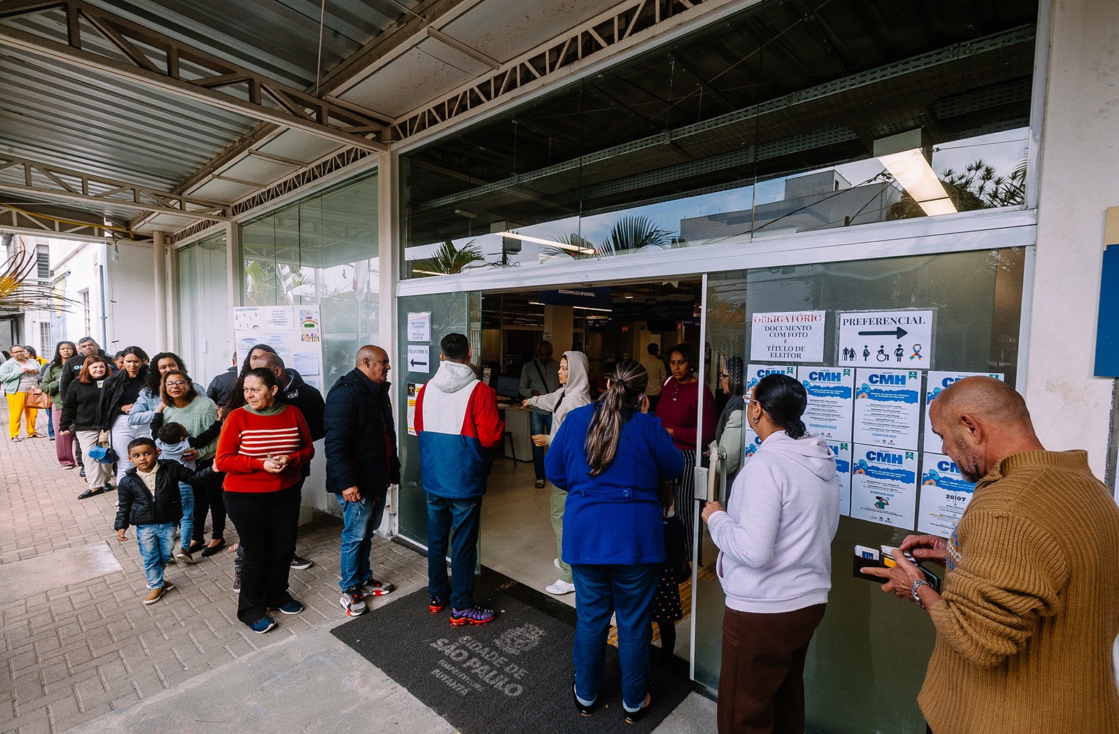 Pessoas em fila para a votação do Conselho Municipal de Habitação.