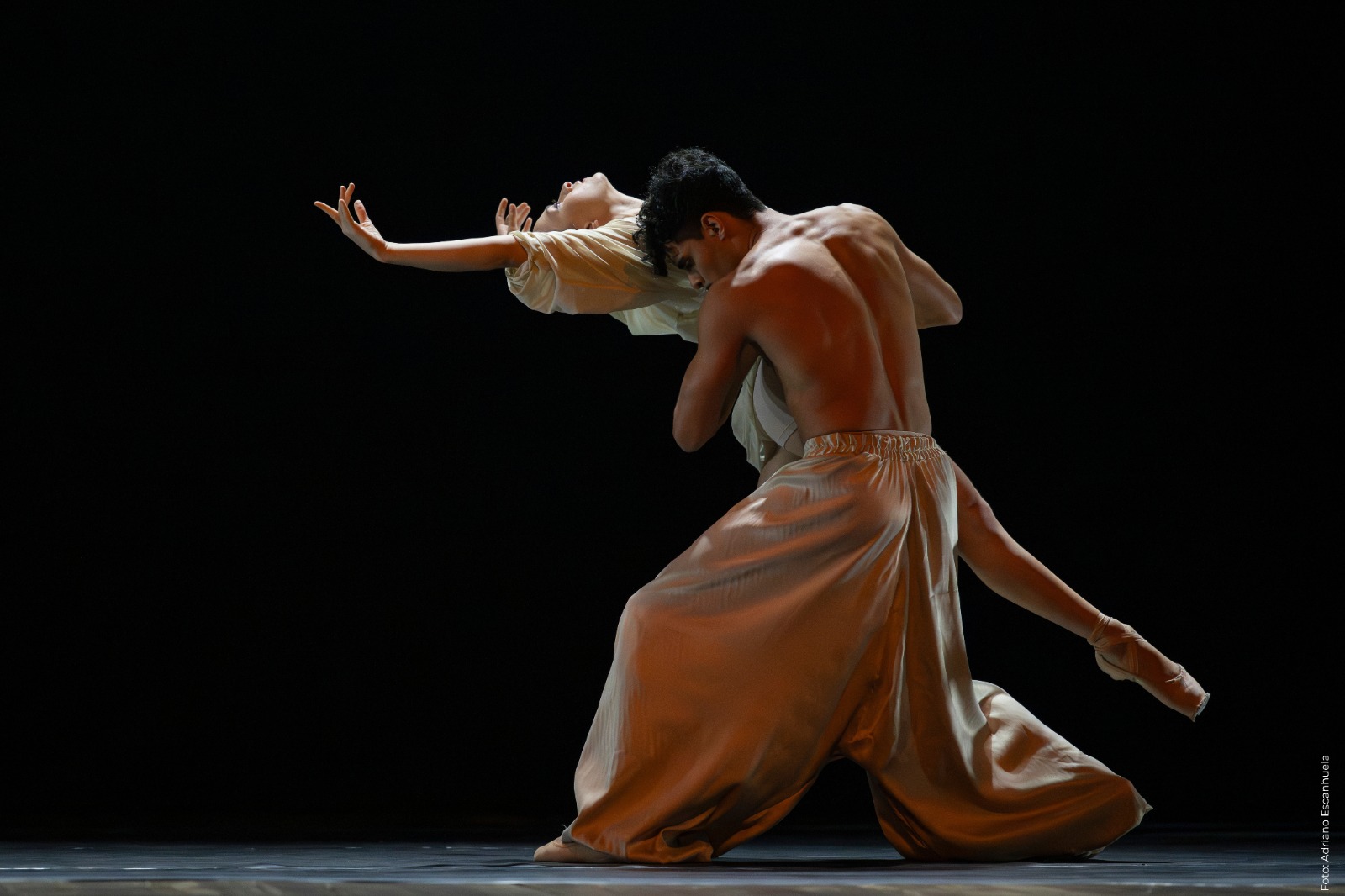 “Desiderium”, pela Companhia Ballet de Paraisópolis. Foto: Adriano Escanhuela