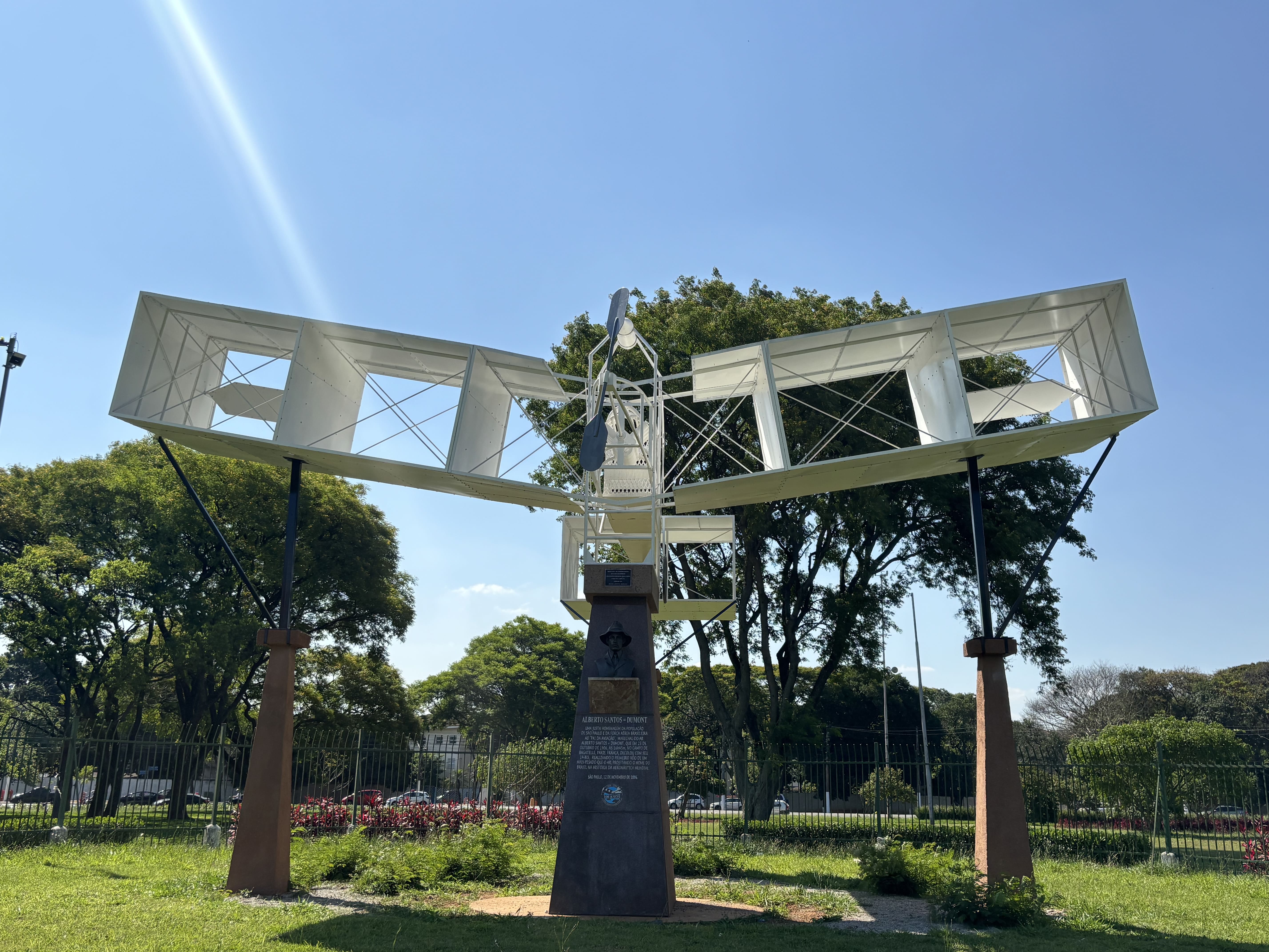 Foto do Monumento 14 Bis restaurado na Praça Campo de Bagatelle (Crédito: Sophia Profício)