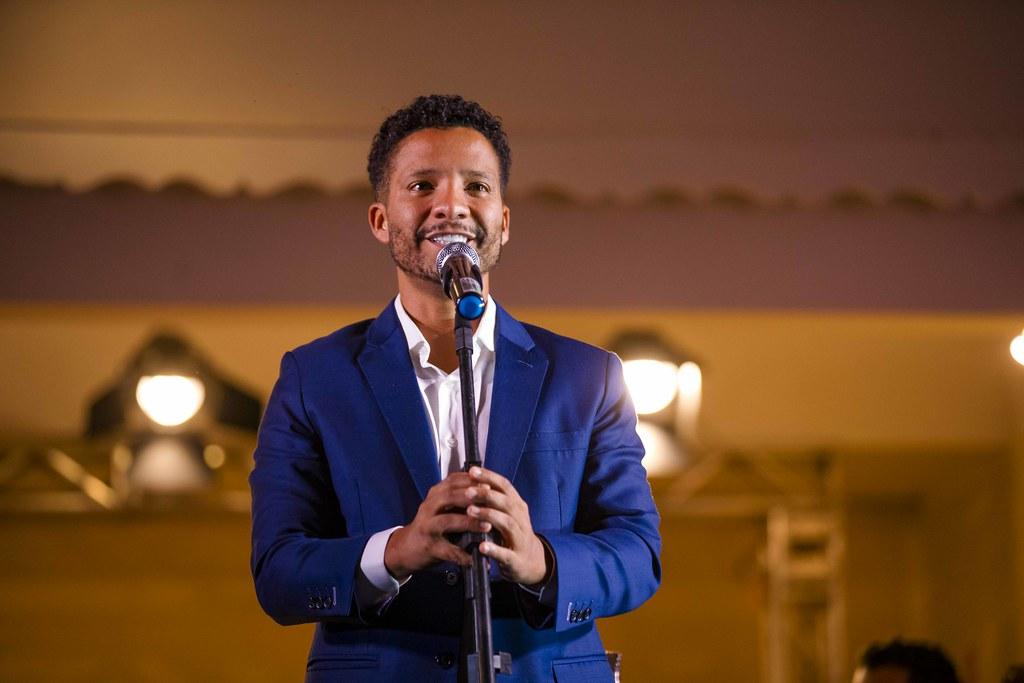 Cantor Jean William em apresentação musical. Foto: Divulgação