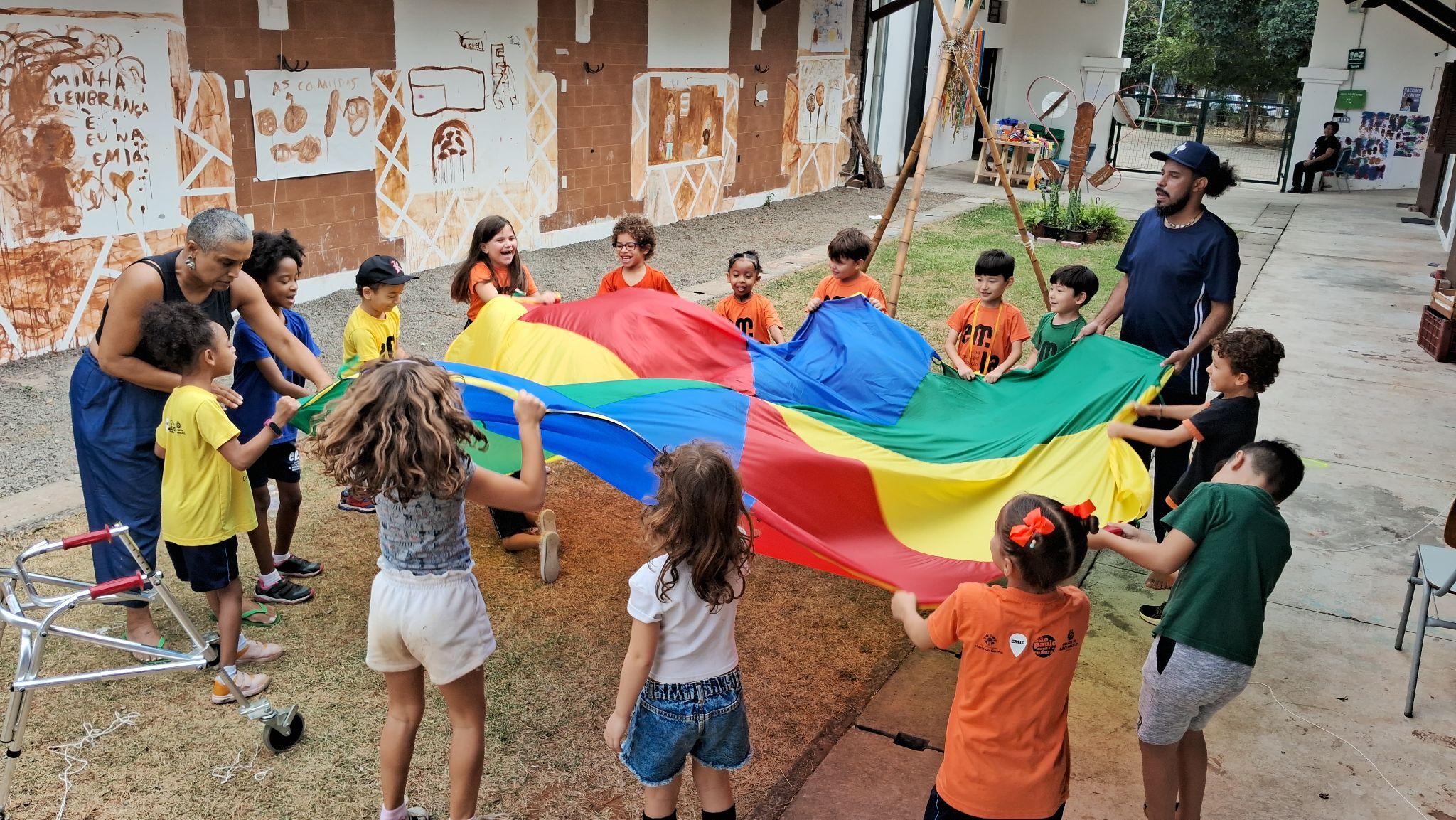 Crianças participam de atividade na Escola Municipal de Iniciação Artística Chácara do Jockey. Foto: Divulgação