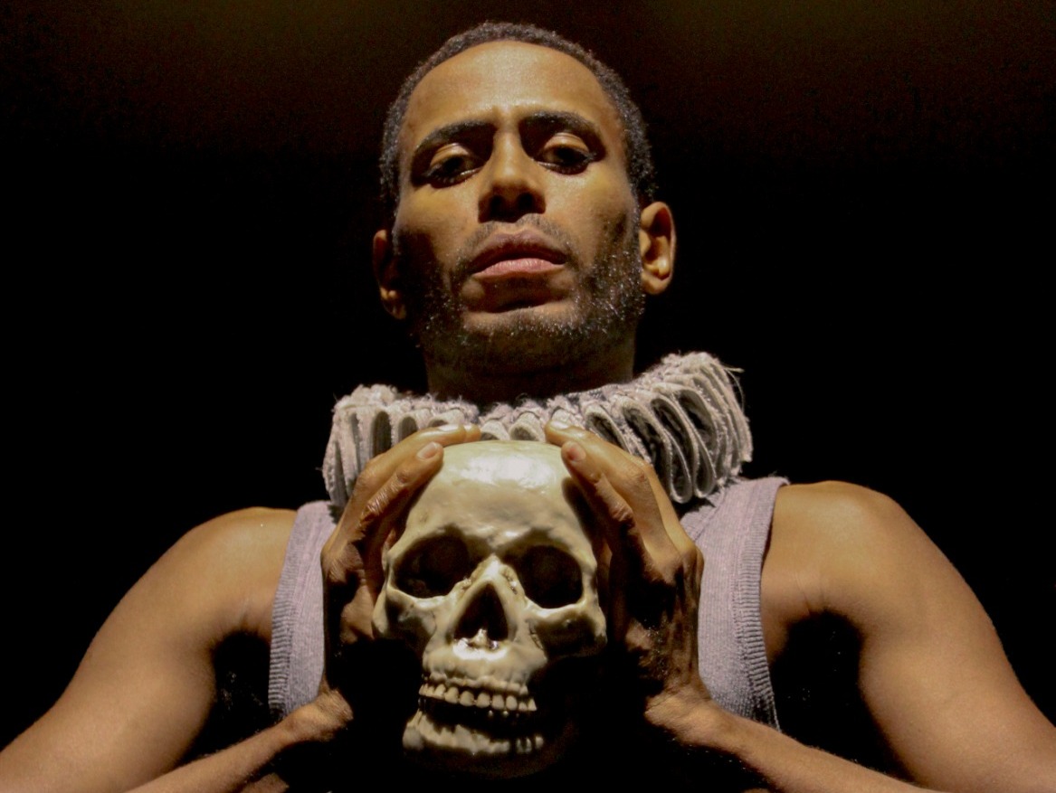 Ícaro Silva interpretando Hamlet, em “Hamlet, sonhos que virão”. Foto: Rael Barja/Divulgação