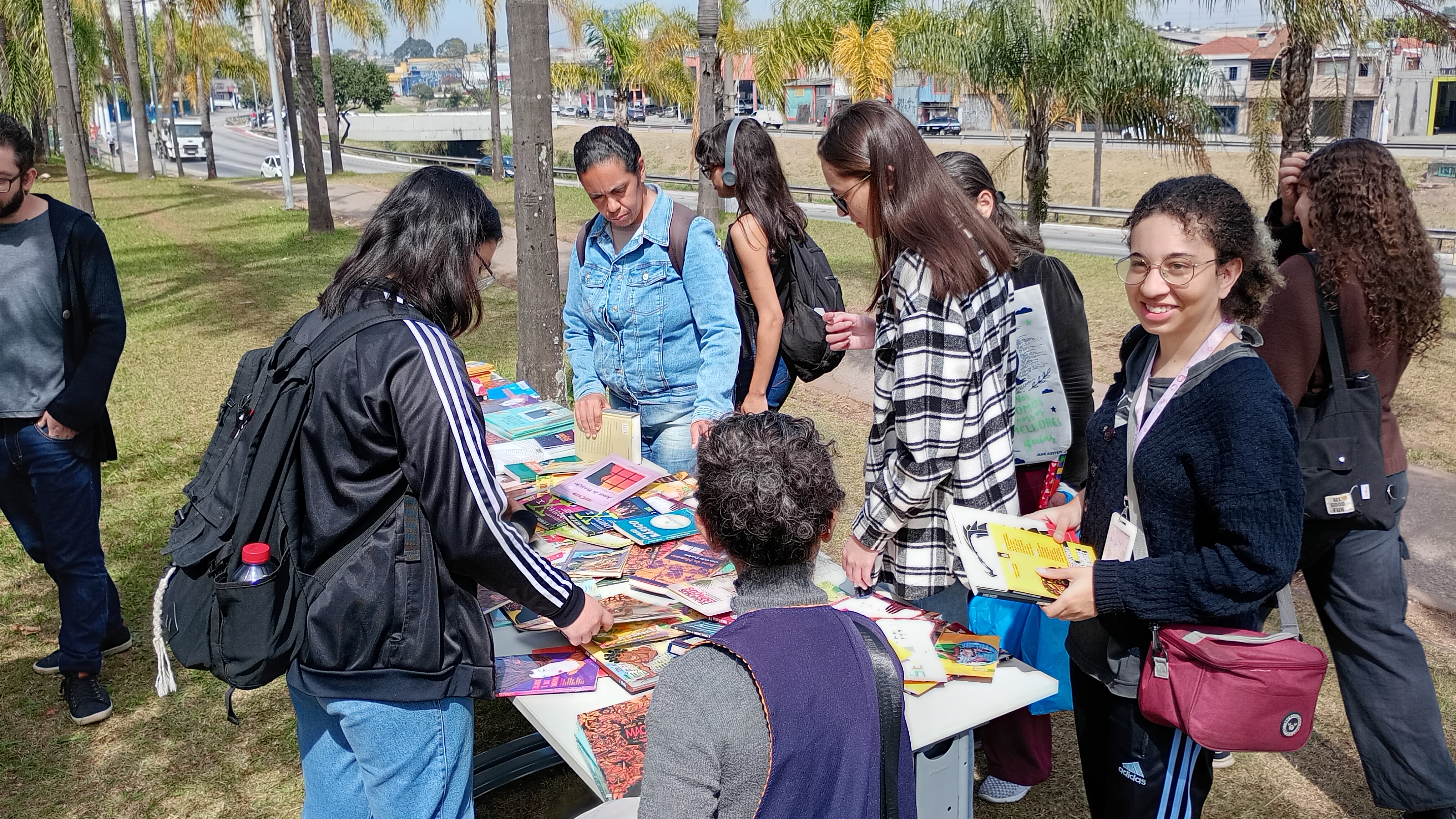 Edição da feira de doação de livros realizada na Biblioteca Milton Santos. (Foto: Reprodução)