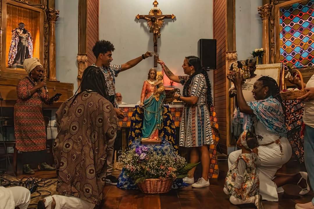 Altar da exposição “Fios que Tramam” com público visitando (Foto/Divulgação @marcos_silva1967)