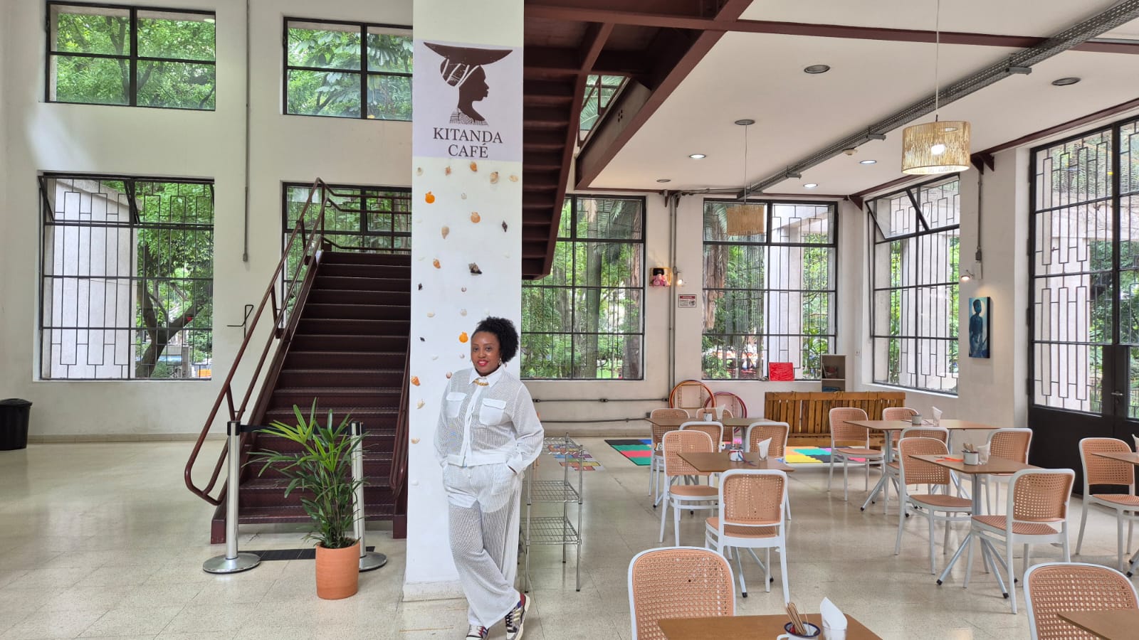 Chef Priscila Novaes no Kitanda Café, dentro da Biblioteca Mário de Andrade. (Foto: Reprodução/Enzo Sapio)