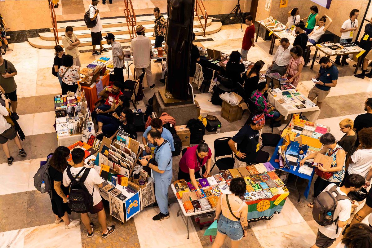 Feira de livros na BMA. Foto: Clara Dias