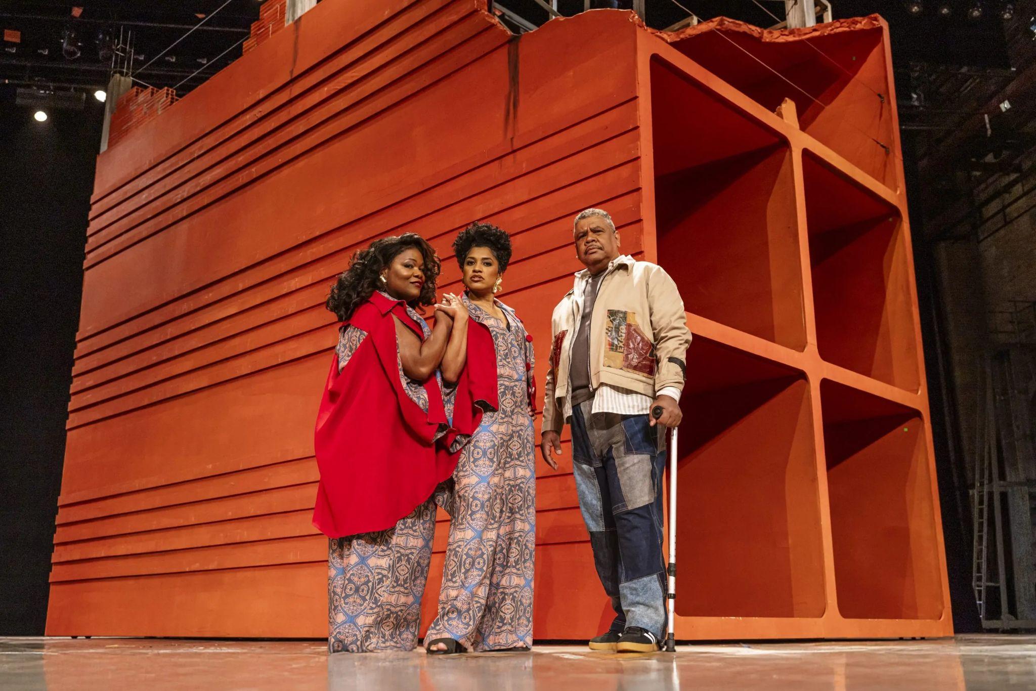 Montagem de 2025 da ópera “Porgy and Bess”, no Theatro Municipal de São Paulo. Parte do figurino ficará exposto durante o Fashion Hub DW!, no CCSP.