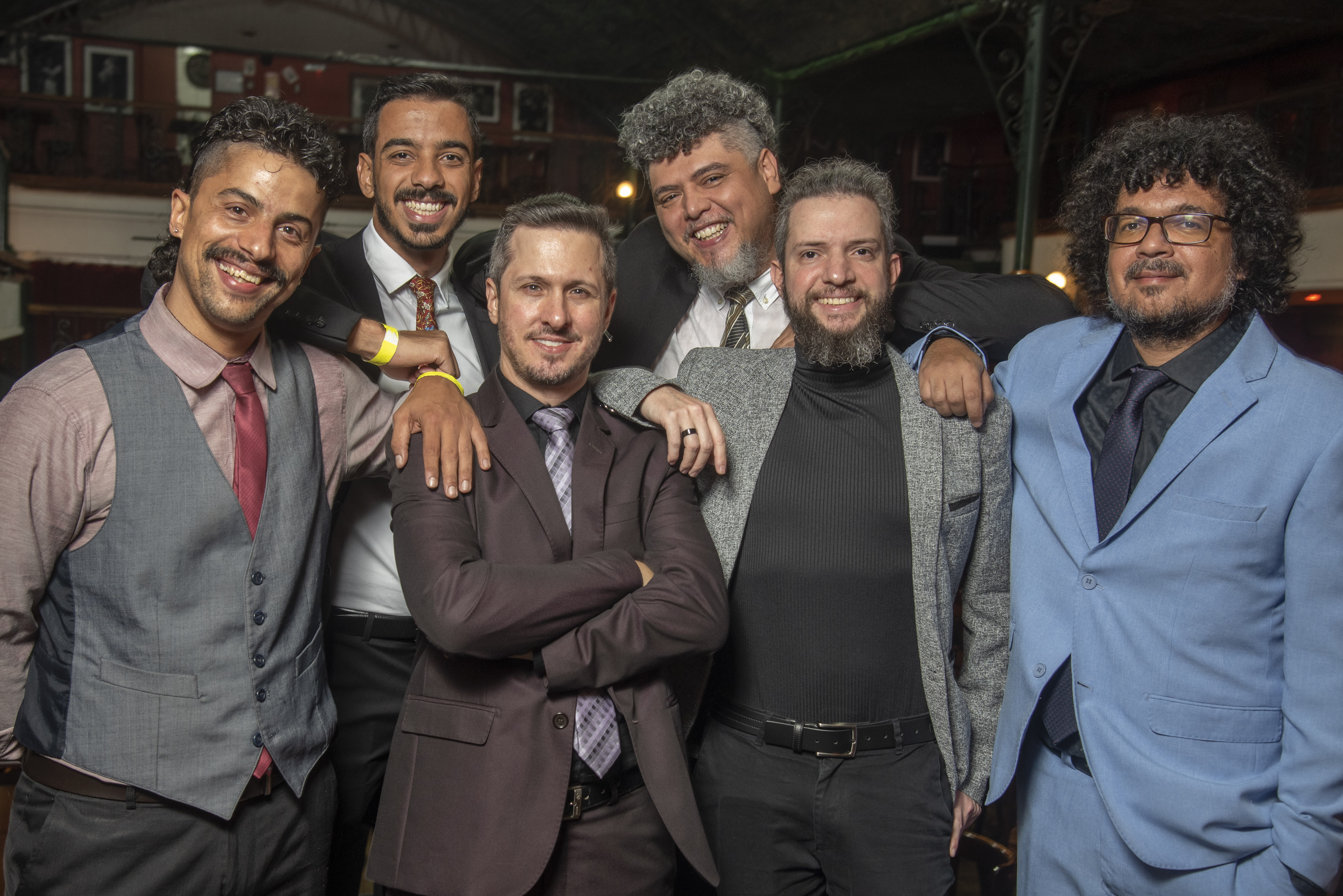 Atração Fizz Jazz - São seis homens com vestimenta formal sorrindo