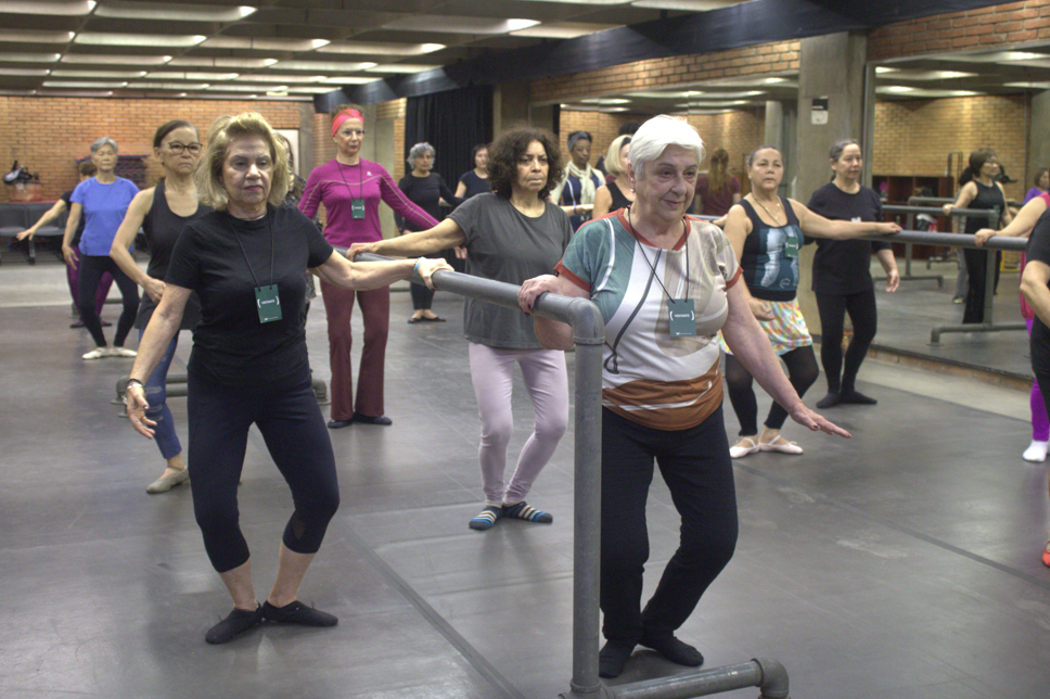 Oficina de ballet para pessoas com mais de 60 anos, no Centro Cultural São Paulo. Foto: Gustavo Gonçalves/SMC