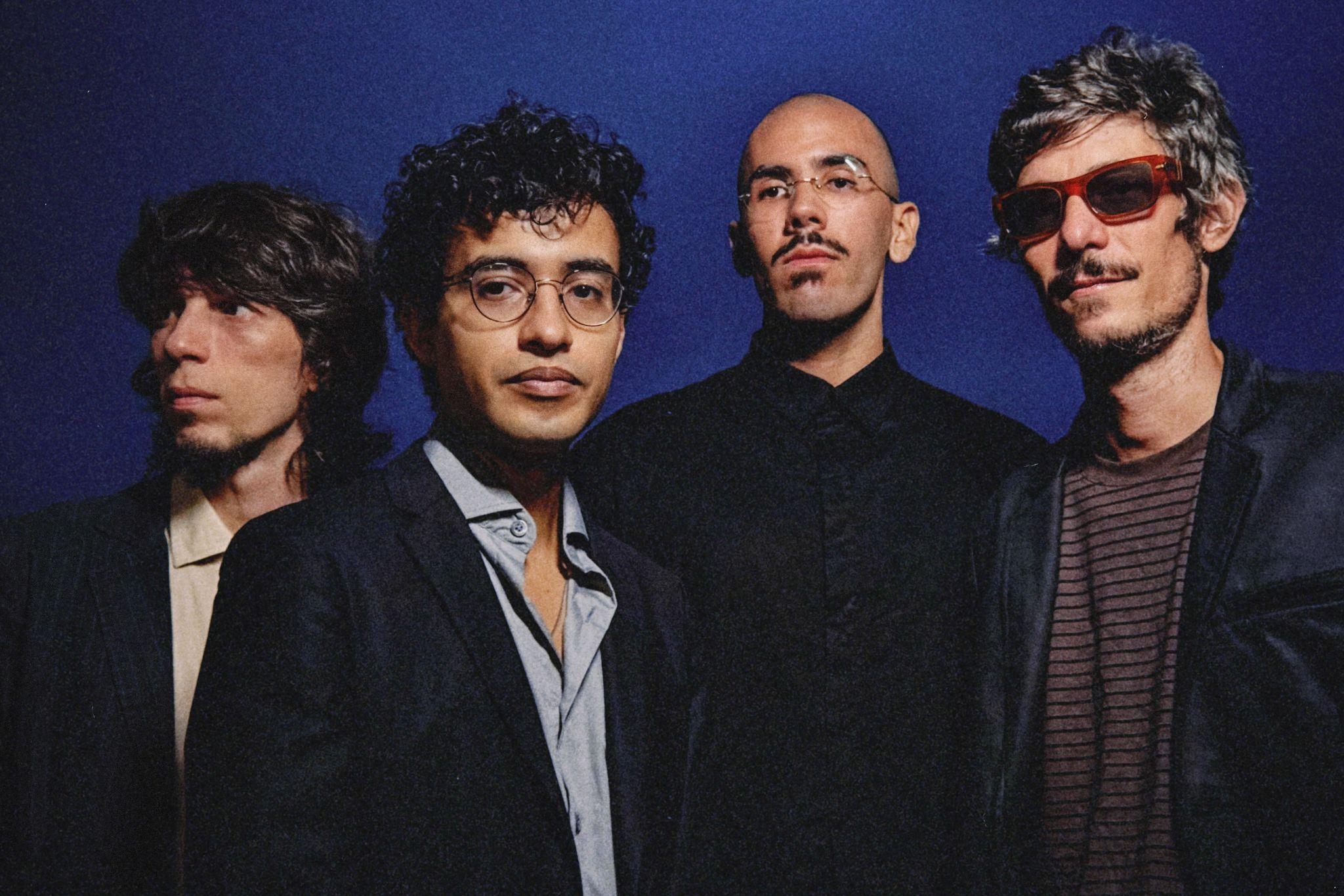 Banda ‘Vivendo do Ócio’ é formada por quatro integrantes da esquerda à direita: o baixista e vocalista Luca Bori, o guitarrista e vocalista Jajá Cardoso, o baterista Gabriel Burgos e guitarrista Davide Bori