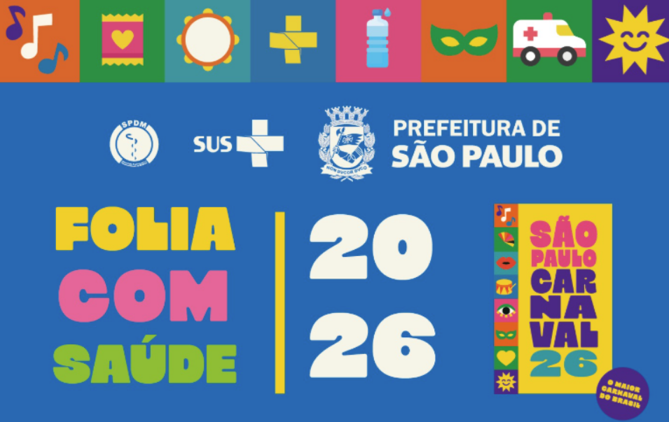 A imagem é um cartaz institucional e colorido sobre o Carnaval de São Paulo 2026, com foco em saúde. No centro, sobre um fundo azul, aparece o texto em destaque “FOLIA COM SAÚDE”, em letras grandes e coloridas (amarelo, rosa e verde). Ao lado, em números brancos grandes, está o ano “2026”. À direita, há um cartaz vertical com fundo amarelo escrito “SÃO PAULO CARNAVAL 26”, também cercado por ícones carnavalescos. Na parte inferior desse cartaz aparece a frase “O maior carnaval do Brasil”. O visual é alegre, vibrante e informativo, transmitindo a ideia de diversão no carnaval aliada ao cuidado com a saúde.