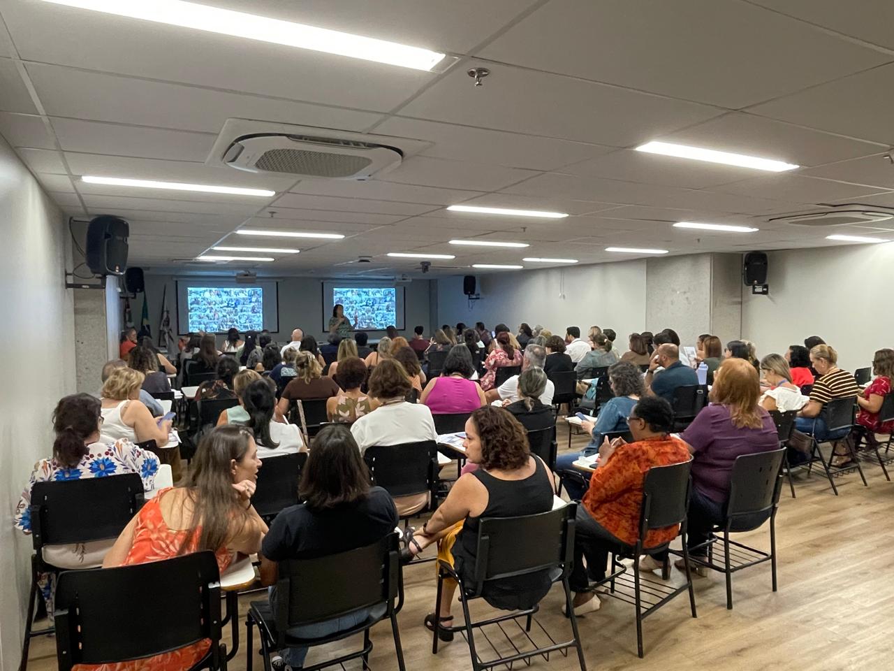 Foto dos profissionais presentes na reunião de gestores e apoiadores do NUVIS-AB