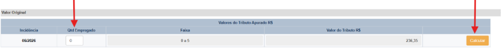 A imagem mostra uma tabela com quatro colunas e uma linha. As colunas são intituladas 'Incidência', 'Qtd Empregado', 'Faixa', e 'Valor do Tributo R$'. A linha contém os seguintes dados: Na primeira coluna 'Incidência', um campo com a data 06/2025. Na segunda coluna 'Qtd Empregado' tem um campo de entrada com o número '1'. Na tercira coluna 'Faixa', tem um campo escrito '0 a 5'. Na quarta coluna 'Valor do Tributo R$', tem um campo com o valor '250,00'. No final da linha, há um botão laranja escrito 'Calcular'. Acima da tabela, há duas setas vermelhas uma apontando para a segunda coluna 'Qtd Empregado' e a outa seta apontando para o botão laranja de calcular.