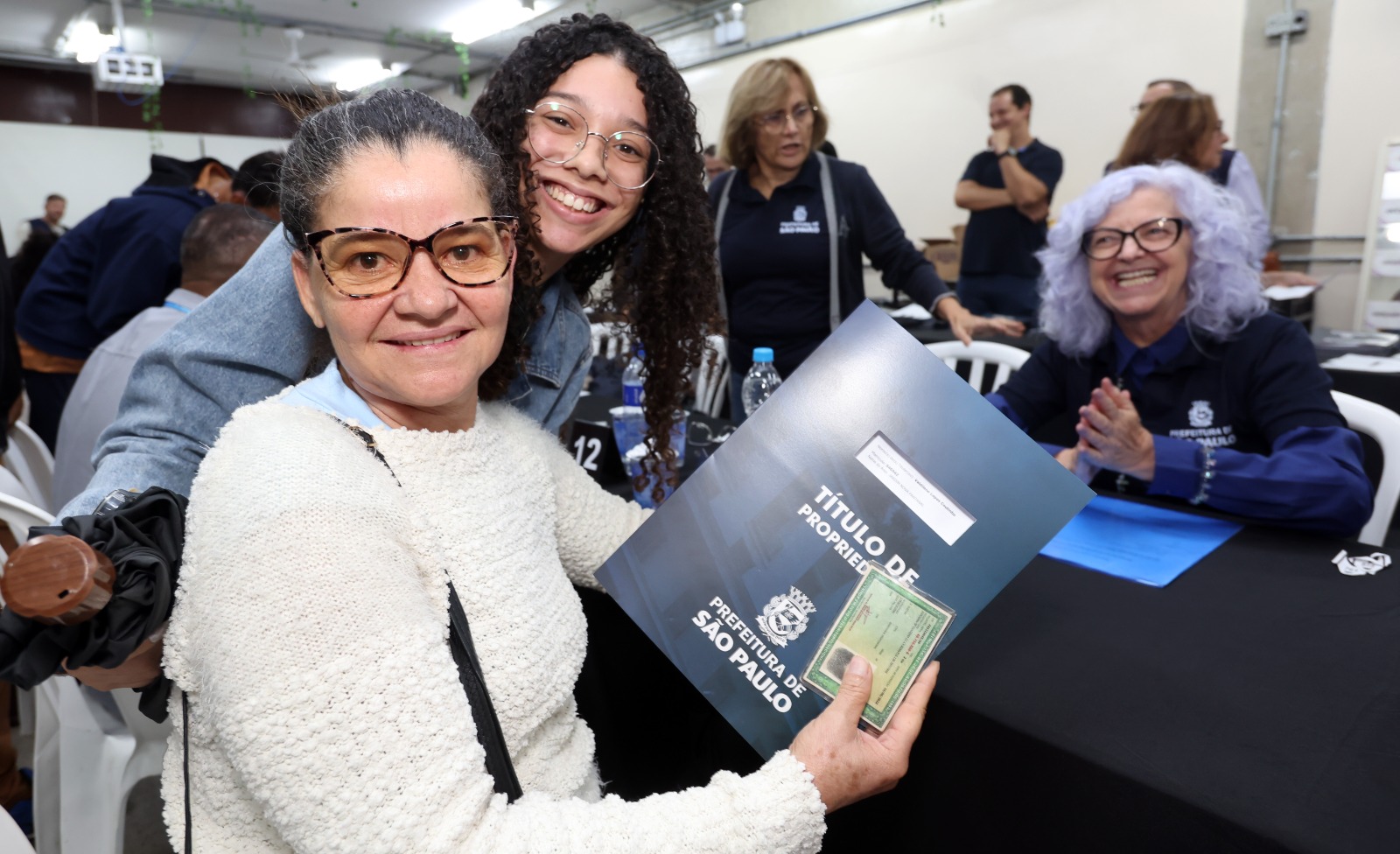 Vista aérea de área urbana com edifícios e vias