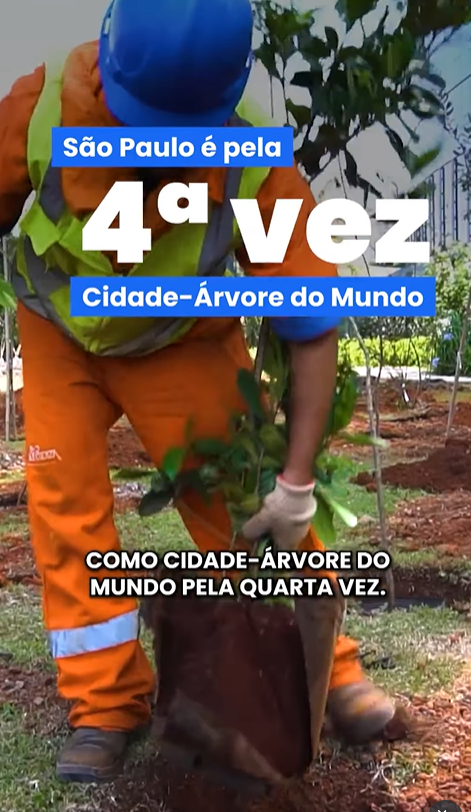 Funcionário da Prefeitura planta árvore