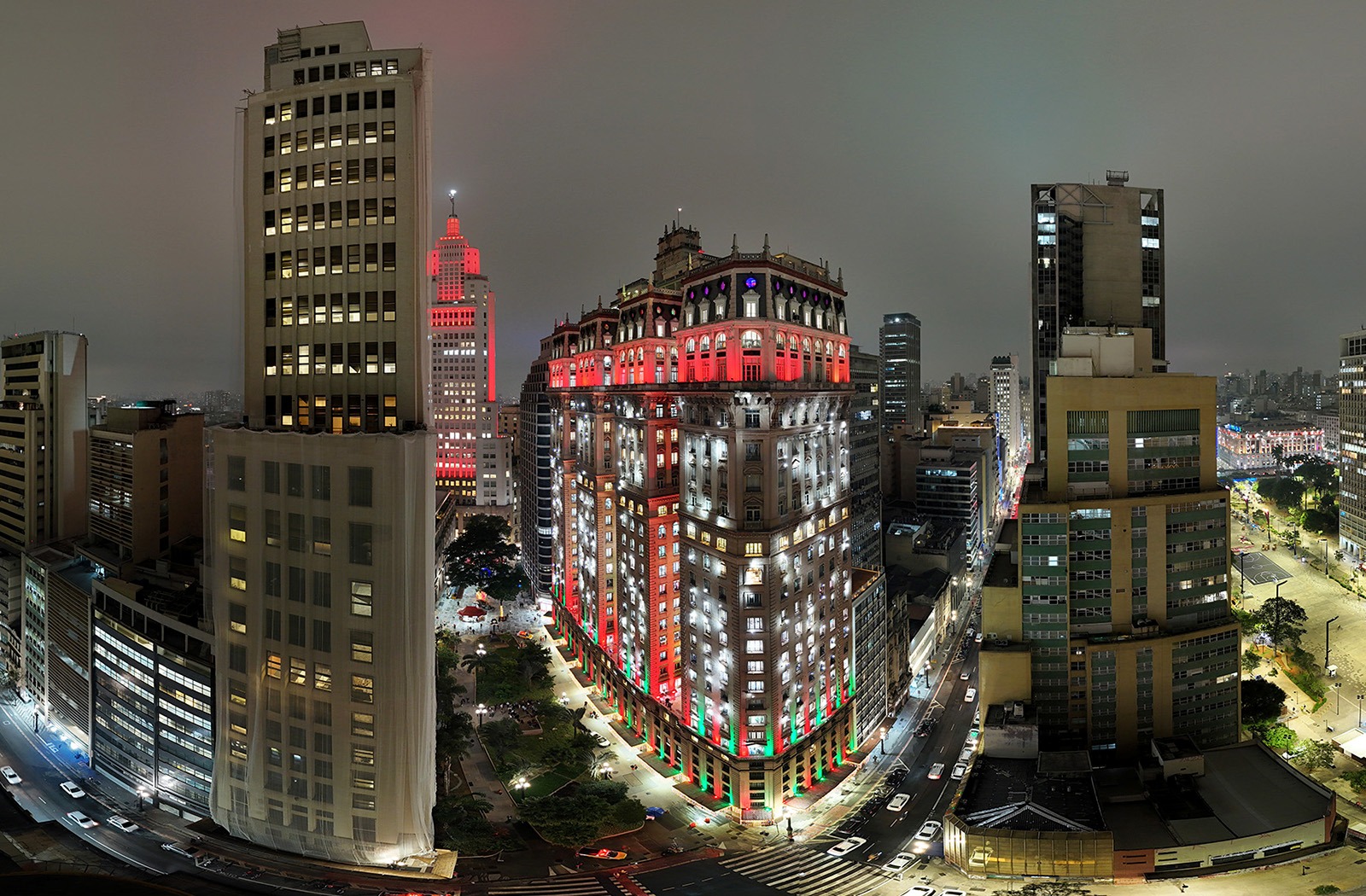 Vista aérea de área urbana com edifícios e vias