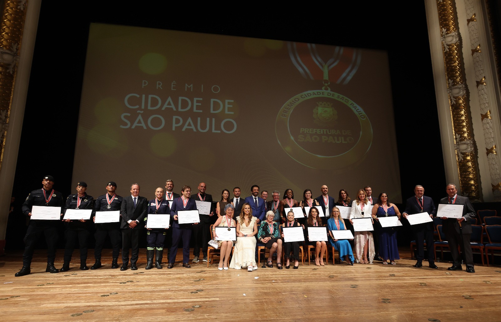 Vista aérea de área urbana com edifícios e vias