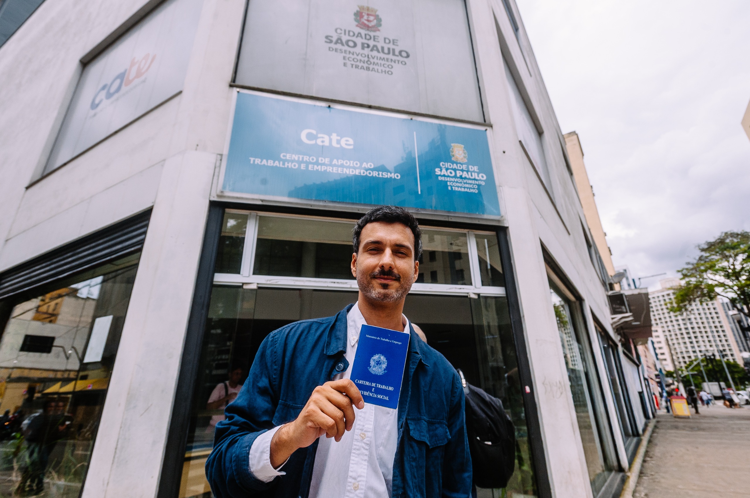 Vista aérea de área urbana com edifícios e vias