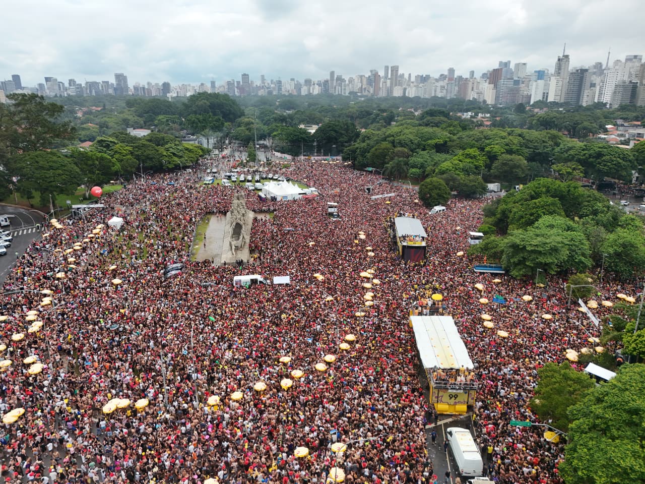 Vista aérea de área urbana com edifícios e vias