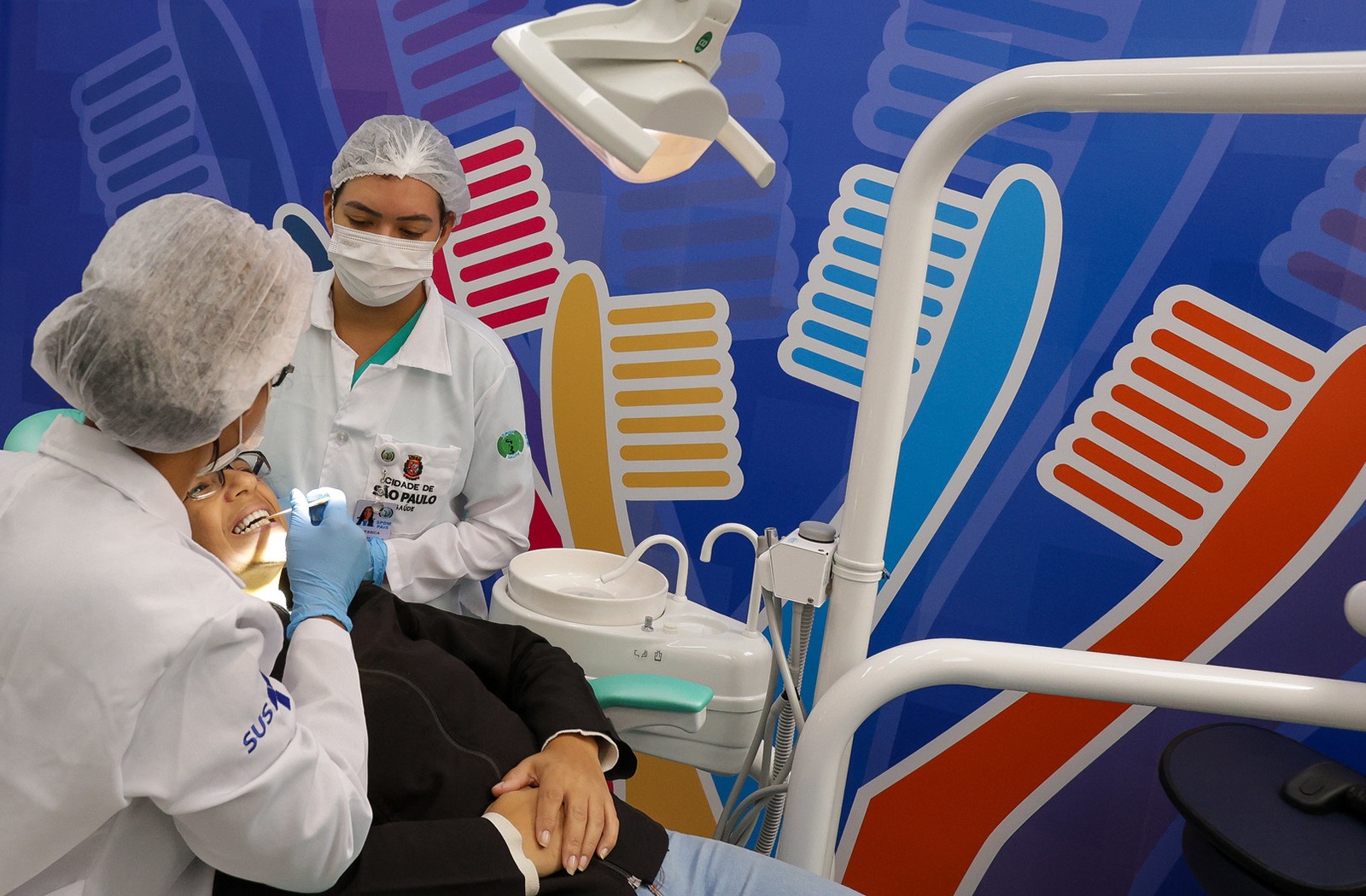 Vista aérea de área urbana com edifícios e vias