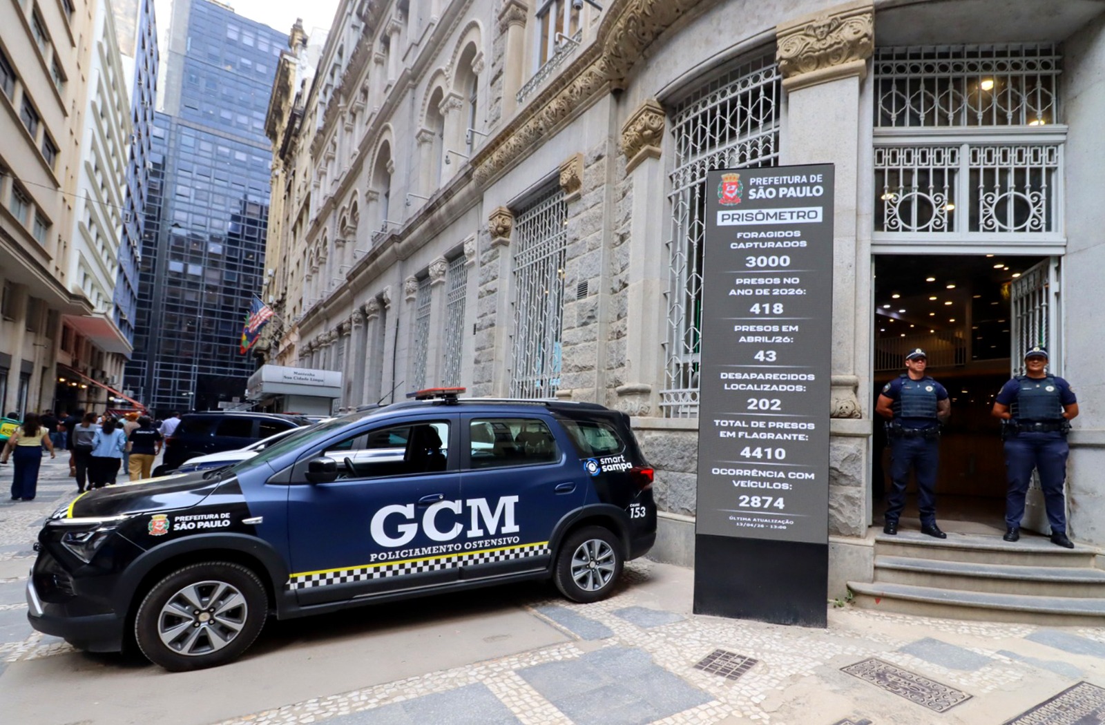 Vista aérea de área urbana com edifícios e vias