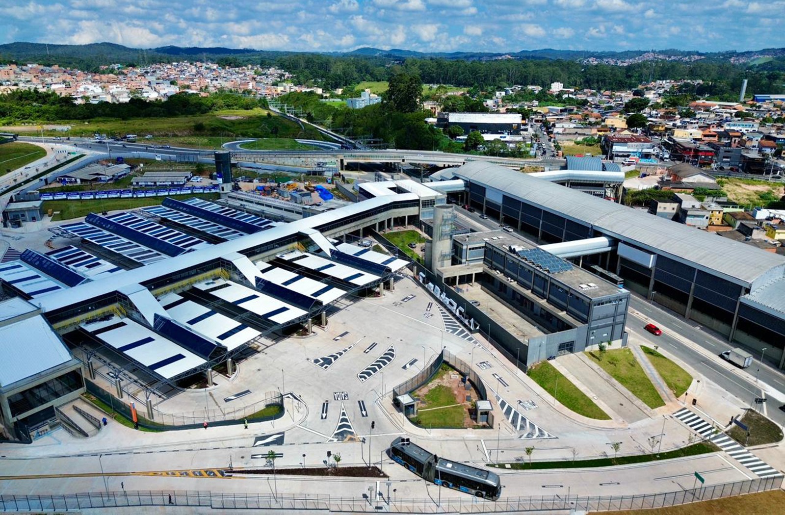 Vista aérea de área urbana com edifícios e vias