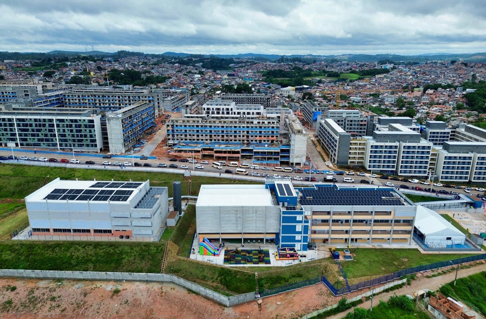 Vista aérea de área urbana com edifícios e vias