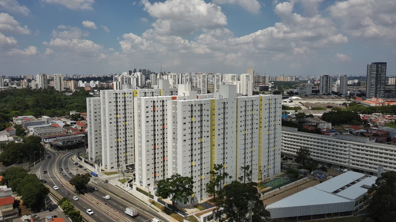 Vista aérea de área urbana com edifícios e vias