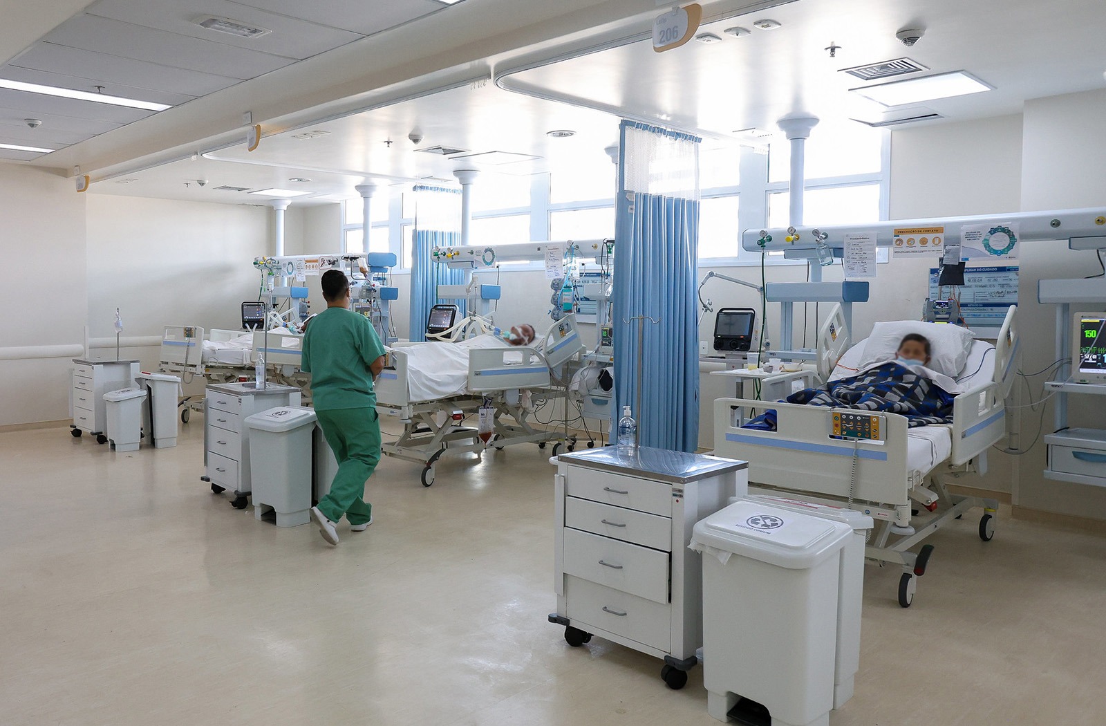 Vista aérea de área urbana com edifícios e vias