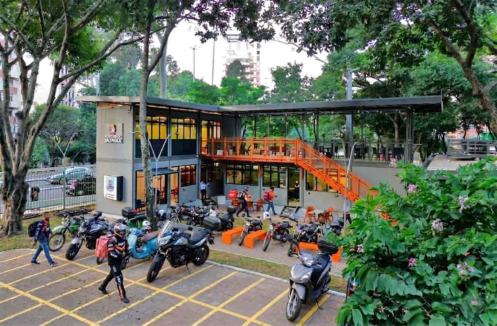 Vista aérea de área urbana com edifícios e vias