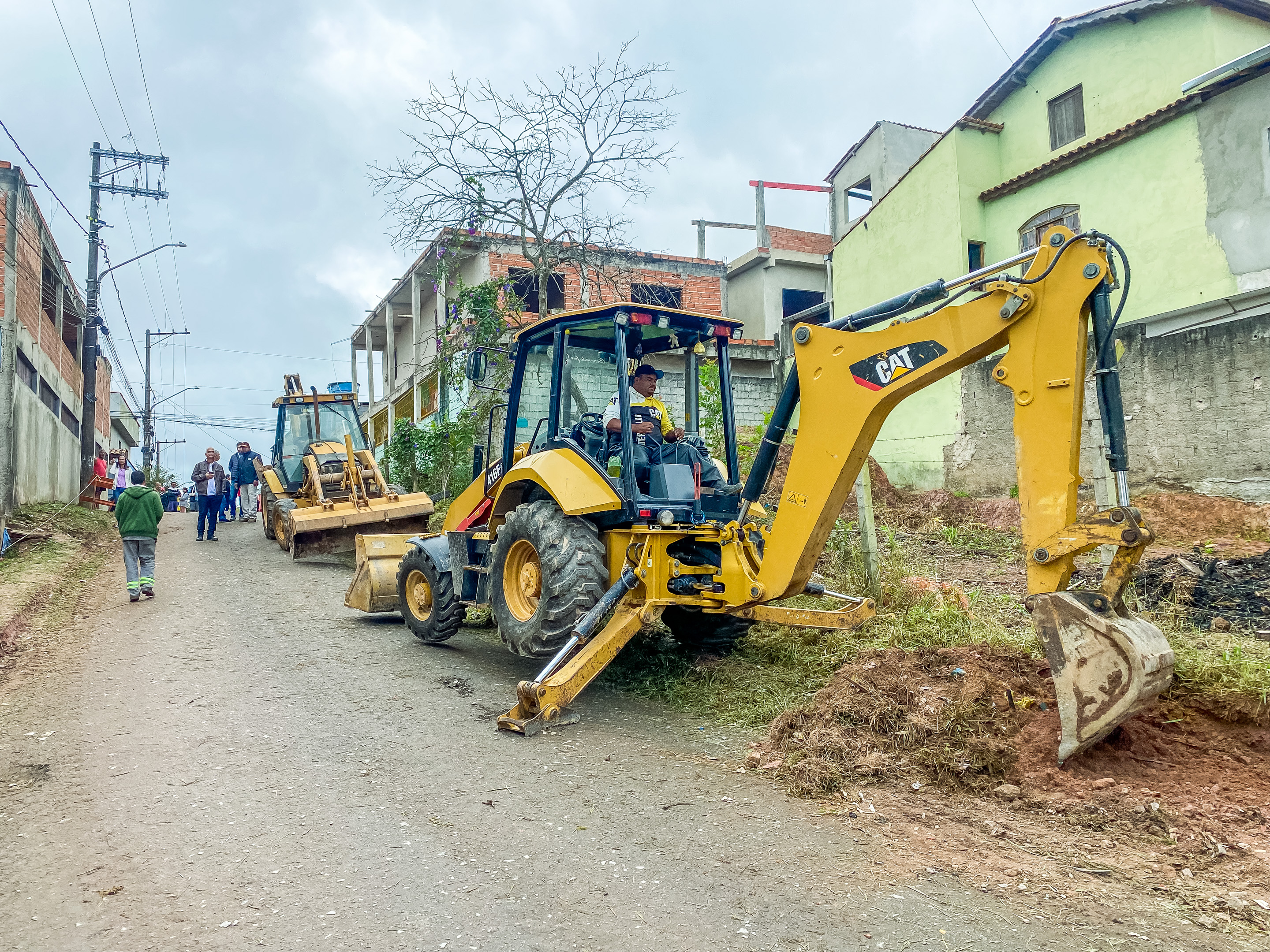 1115889-Início das Obras de Asfaltamento do Bairro Manacá da Serra