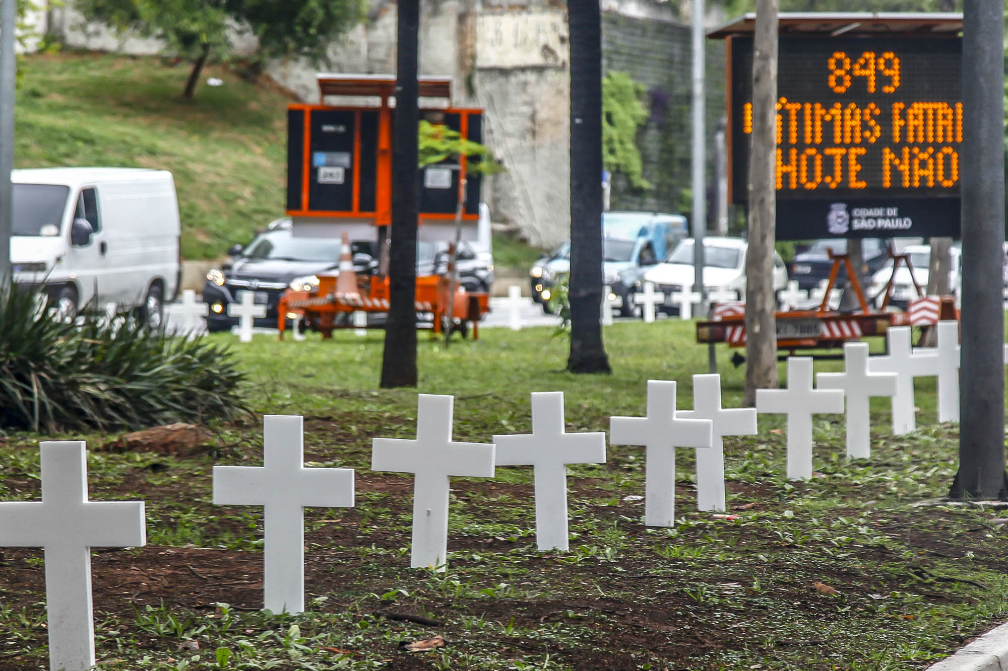 1310344-Campanha Hoje Não – Movimento Vida Segura no Trânsito instalação de 849 cruzes no canteiro central da Avenida 23 de Maio