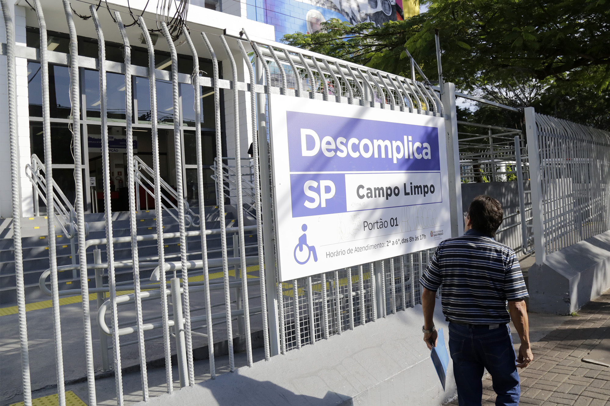 843851-Descomplica SP faz atendimento ao cidadão, com a prestação de mais de 360 serviços municipais.