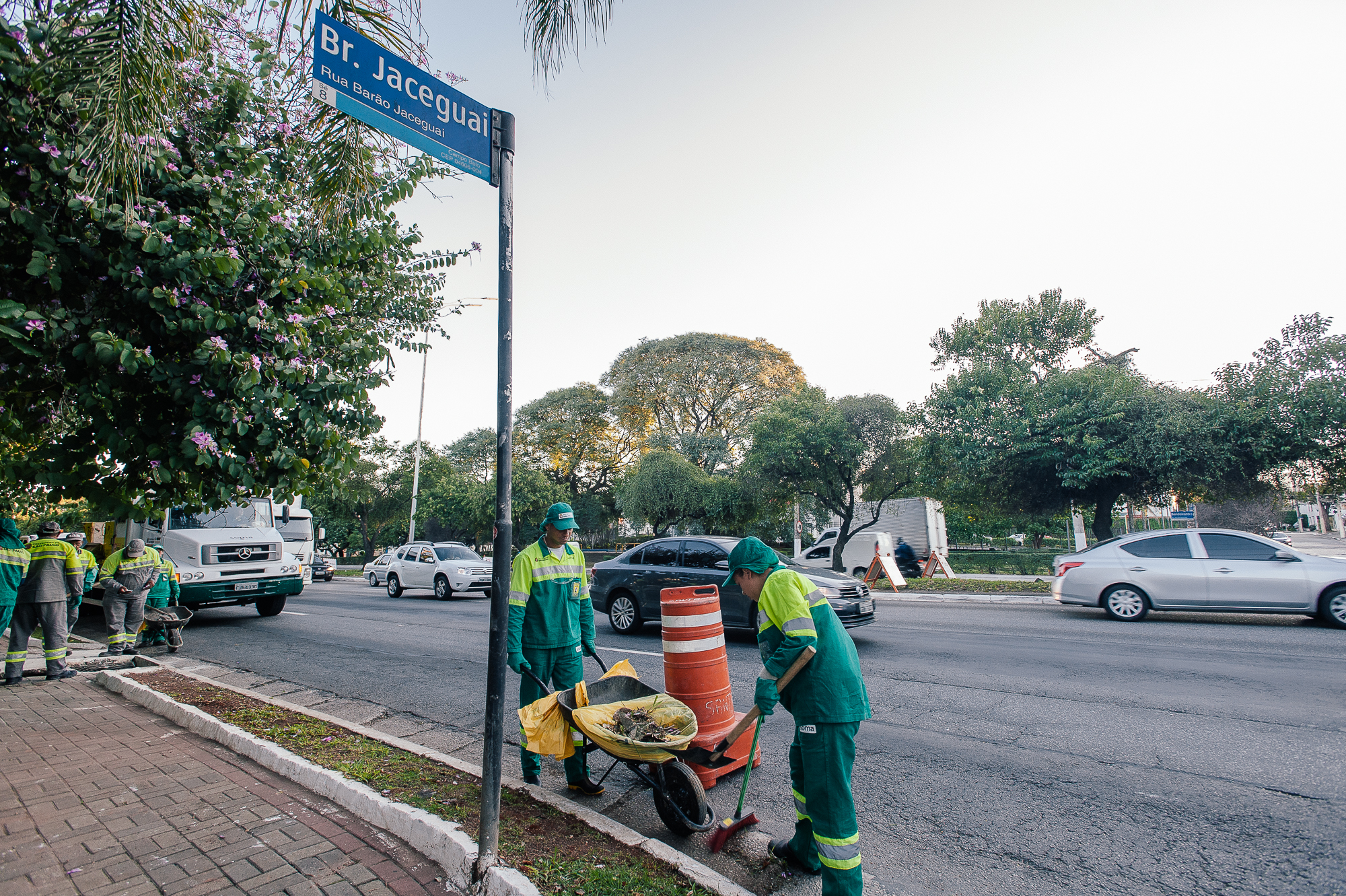 880382-Operação CIDADE LINDA, na Av. dos Bandeirantes