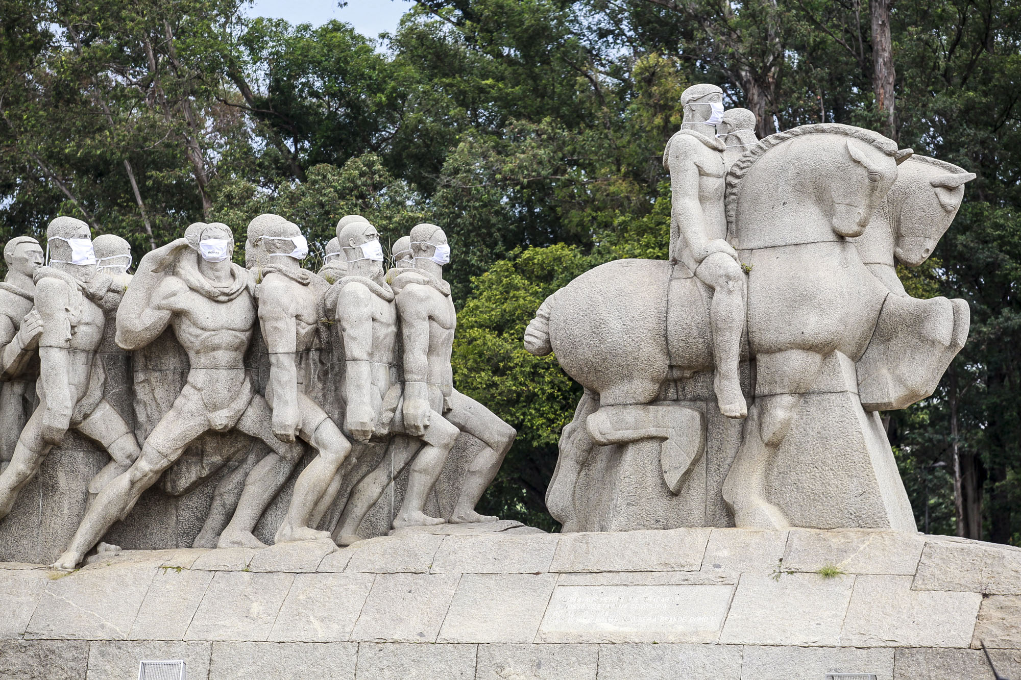 968539-Monumentos da cidade recebem máscaras para incentivar o uso durante a pandemia