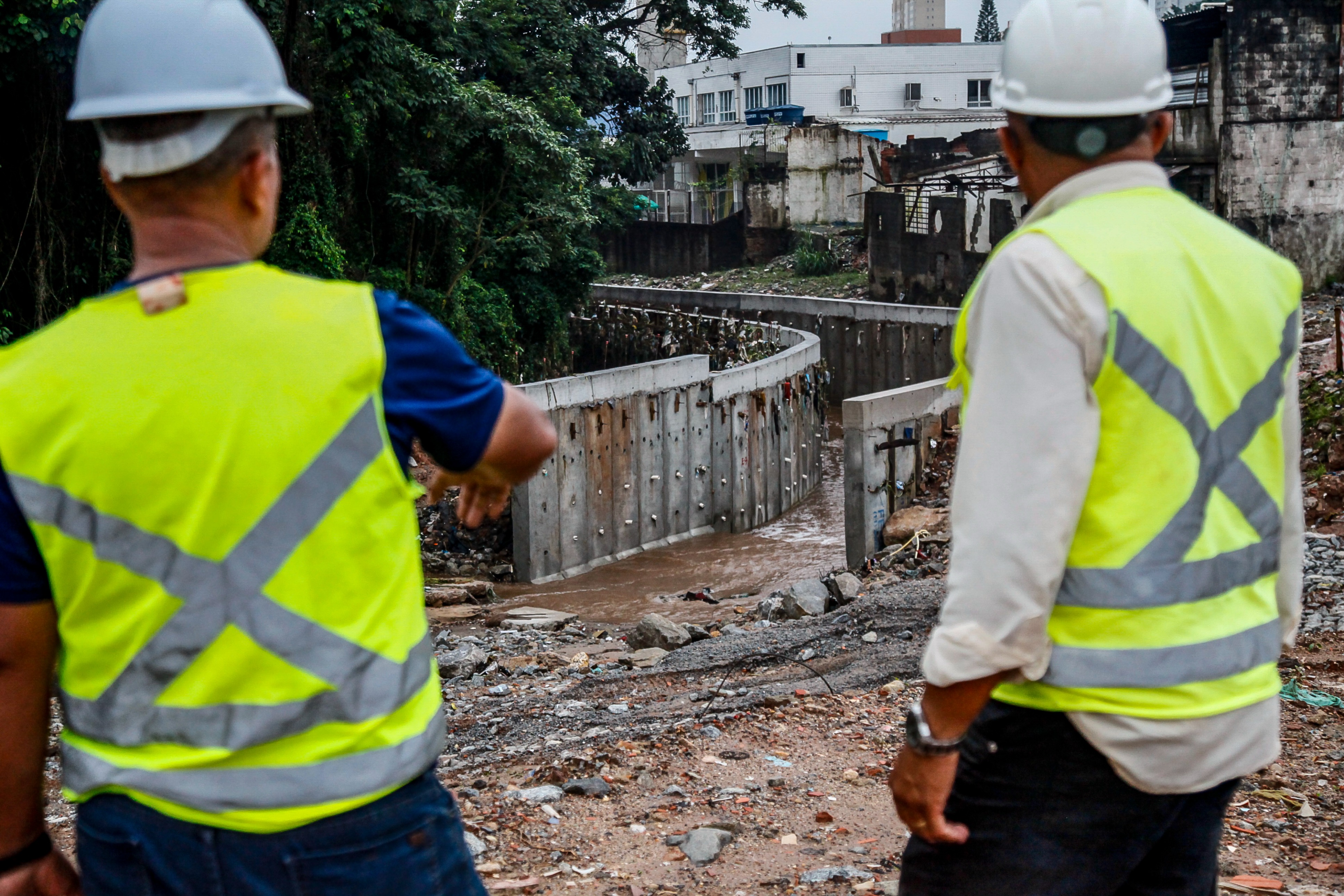 1004588-Obras de Canalização do Córrego Água dos Brancos