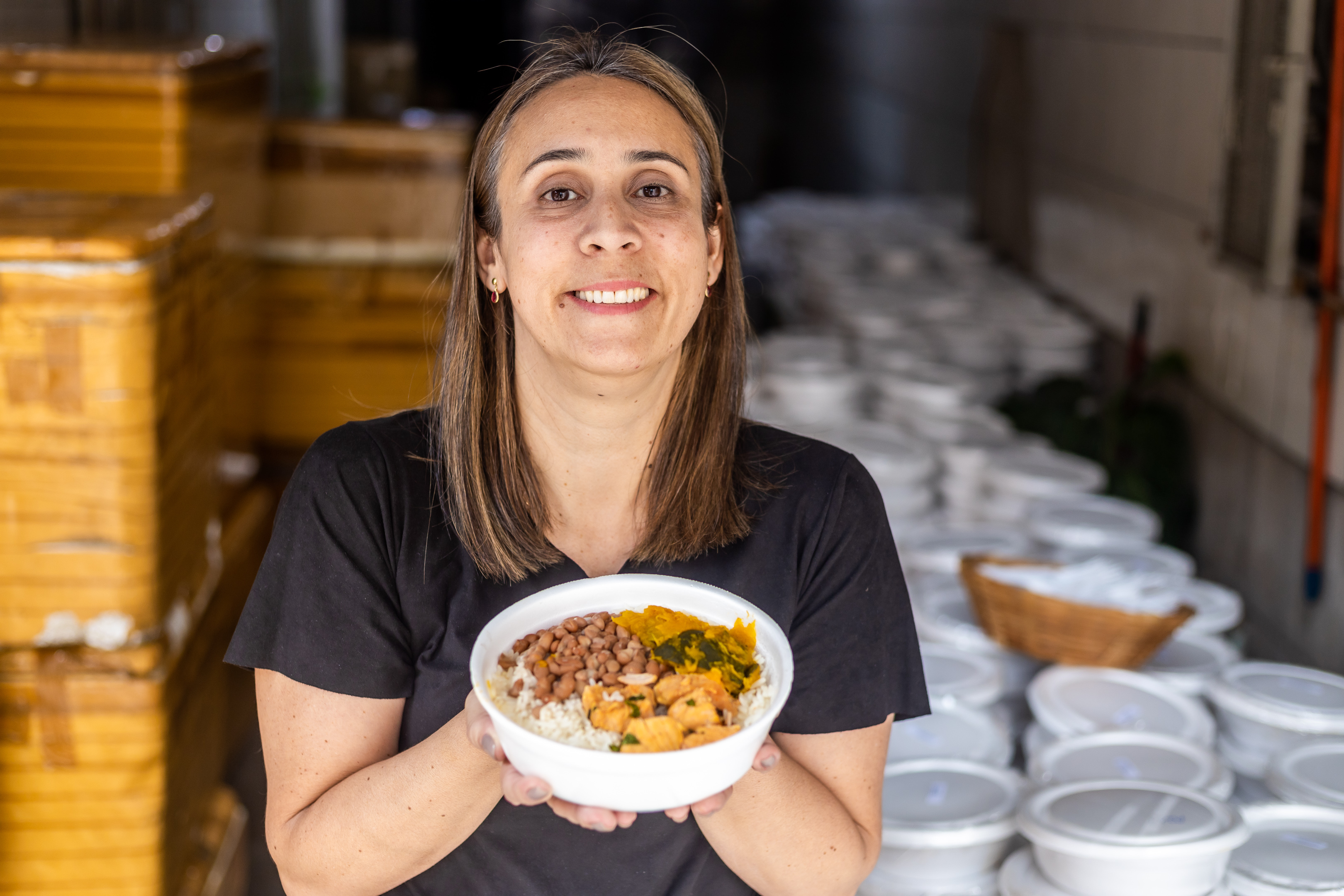 1016292-Roberta Vernucio Distribui Marmitas em Heliópolis