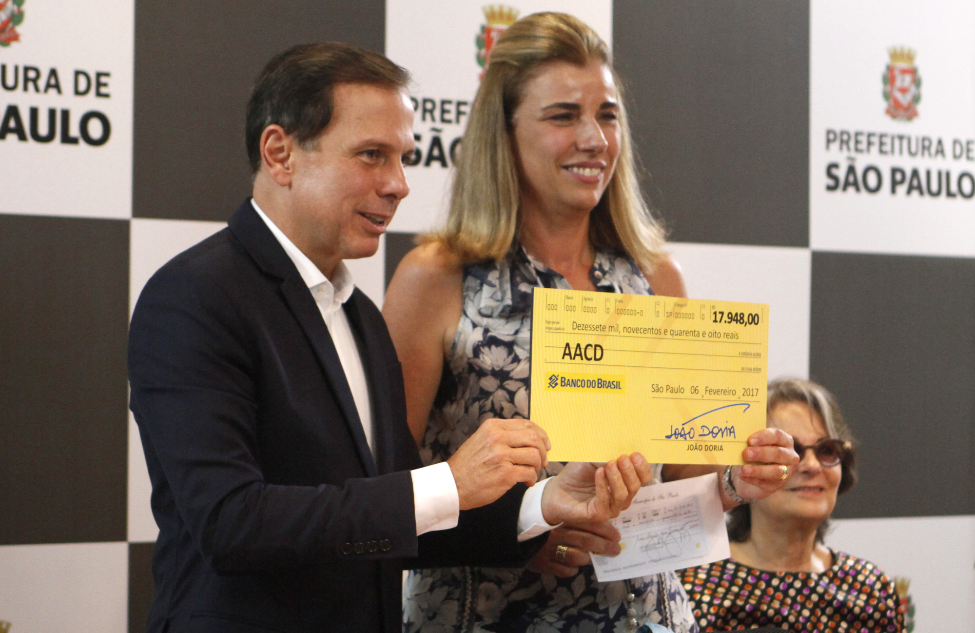 1036279-Prefeito faz doação de primeiro salário à AACD