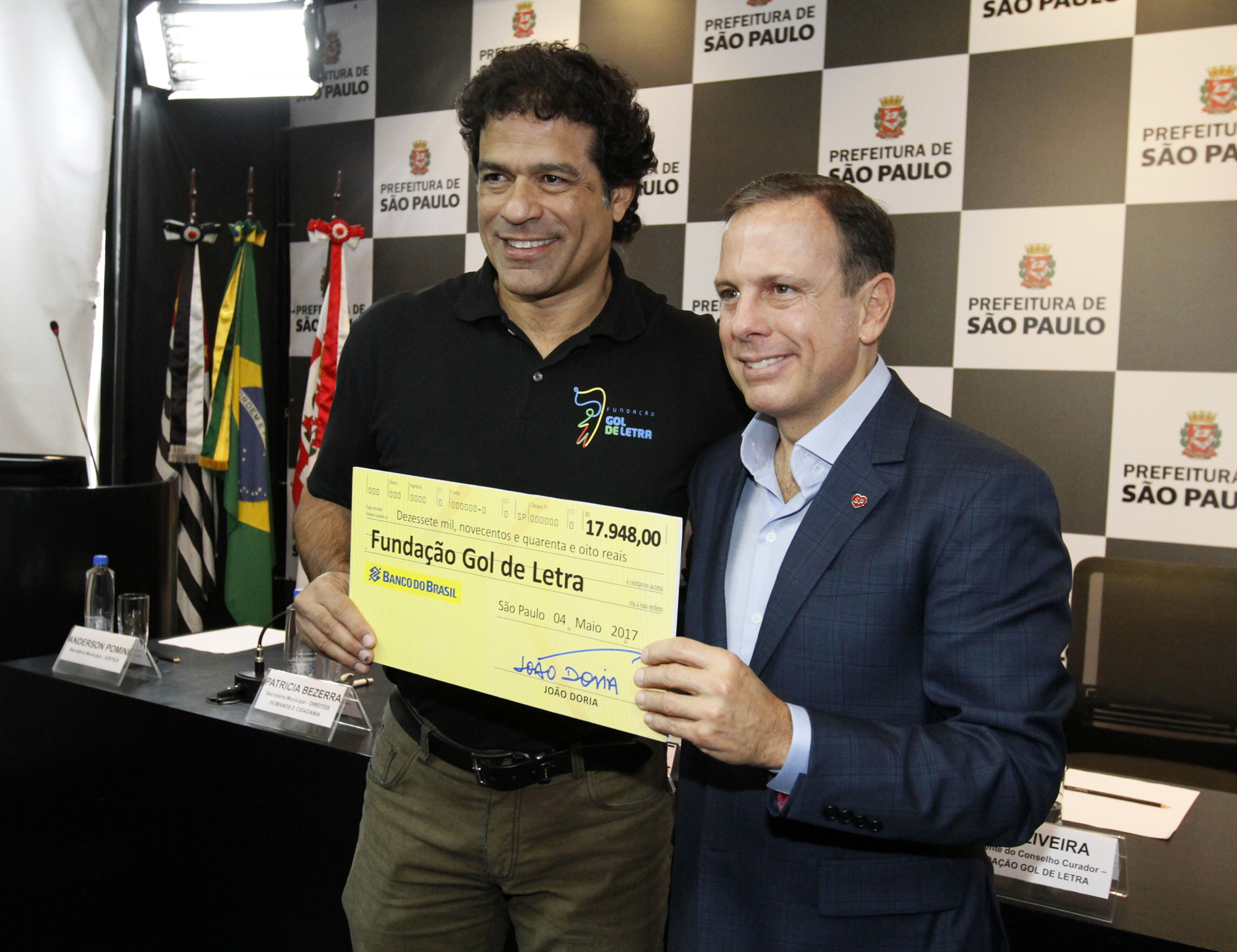 1038813-Doação do Cheque do Salário do Prefeito